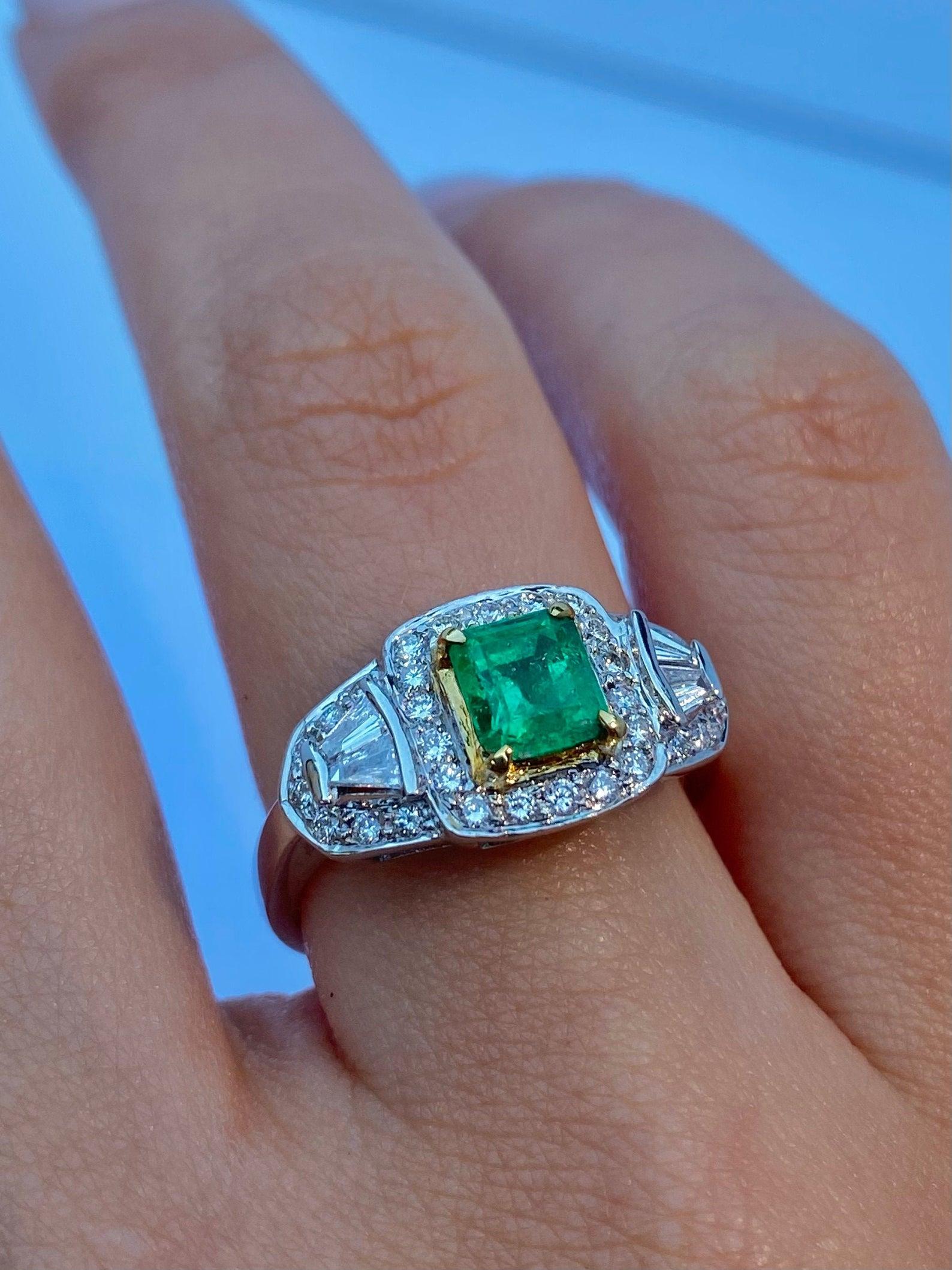 Ring aus kolumbianischem Smaragd, Diamanten im Baguetteschliff und 18 Karat Weißgold im Zustand „Hervorragend“ im Angebot in Miami, FL