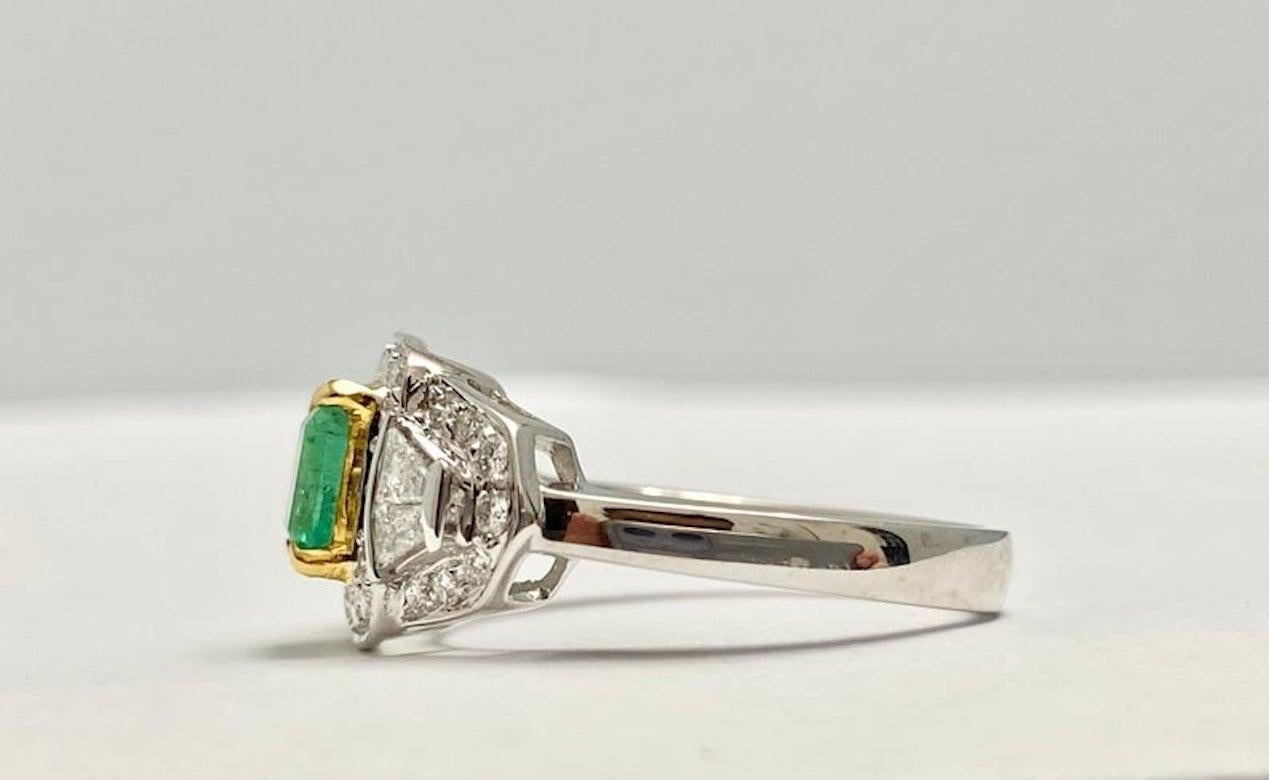 Ring aus kolumbianischem Smaragd, Diamanten im Baguetteschliff und 18 Karat Weißgold für Damen oder Herren im Angebot