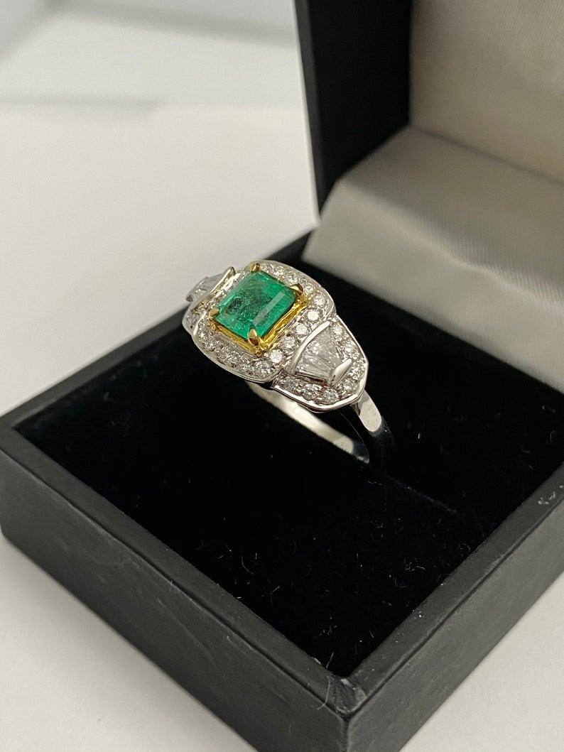 Ring aus kolumbianischem Smaragd, Diamanten im Baguetteschliff und 18 Karat Weißgold im Angebot 1