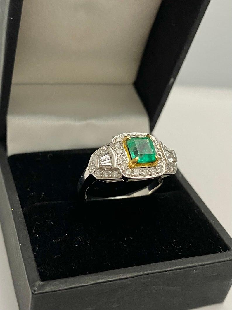 Ring aus kolumbianischem Smaragd, Diamanten im Baguetteschliff und 18 Karat Weißgold im Angebot 2