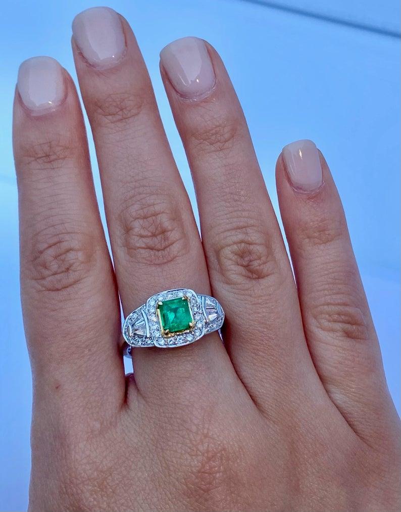 Ring aus kolumbianischem Smaragd, Diamanten im Baguetteschliff und 18 Karat Weißgold im Angebot 3
