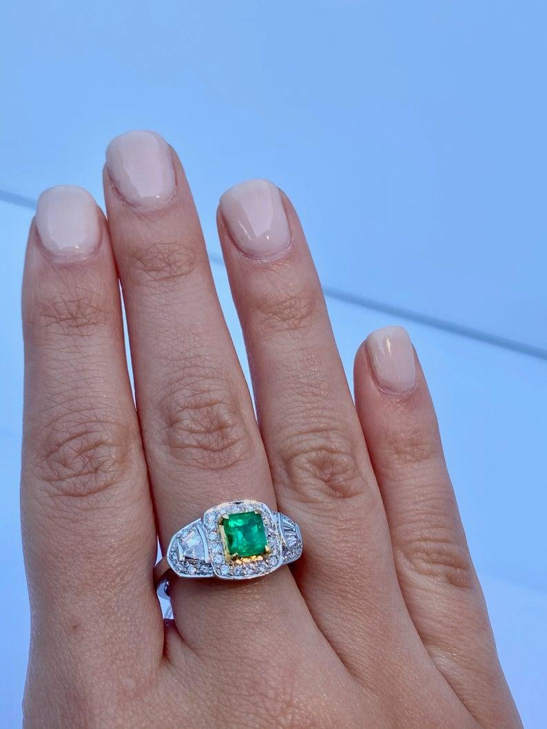Ring aus kolumbianischem Smaragd, Diamanten im Baguetteschliff und 18 Karat Weißgold im Angebot 4
