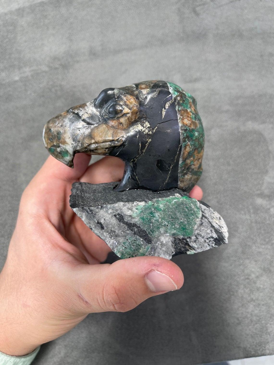 Scultura in cristallo grezzo di aquila calva smeraldina colombiana in vendita 3
