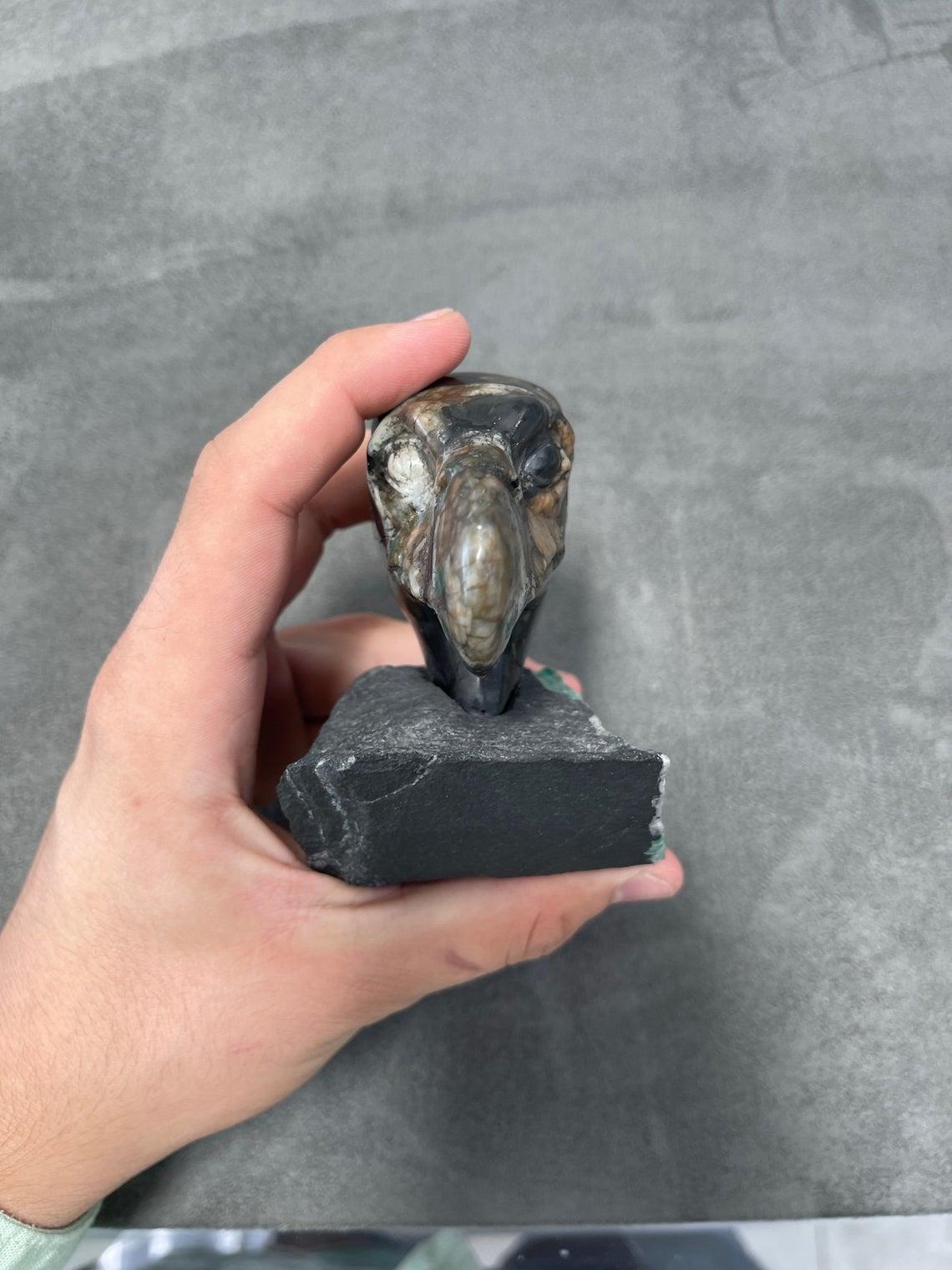 Scultura in cristallo grezzo di aquila calva smeraldina colombiana in vendita 4