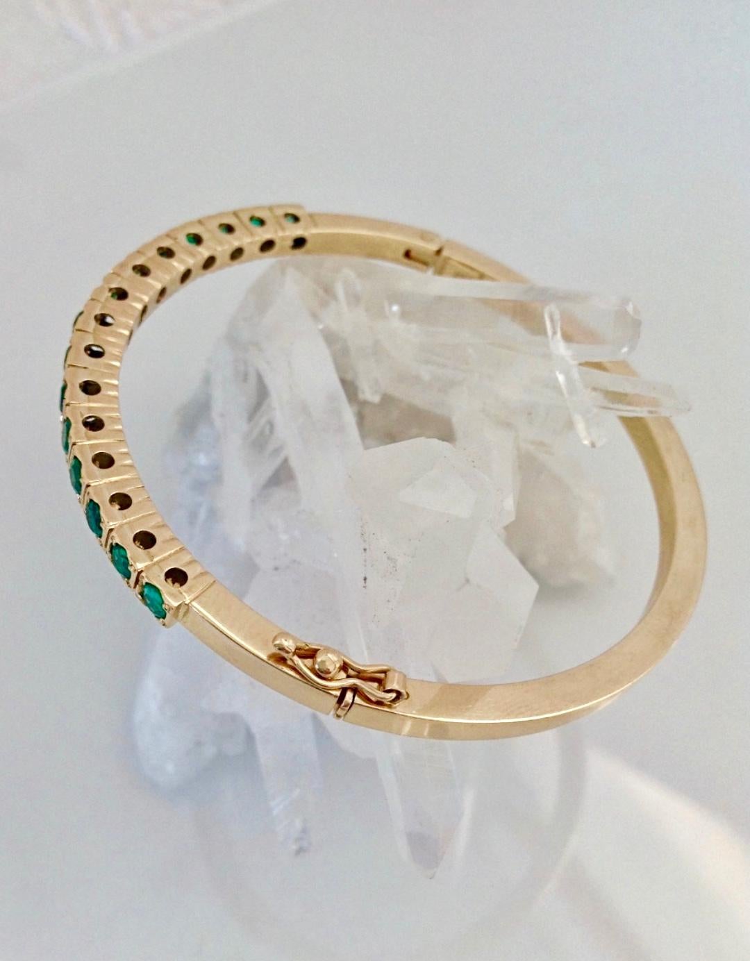Contemporary Colombian Emerald Bangle Bracelet 18 Karat
