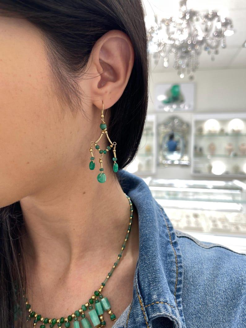 Taglio smeraldo Collana con perle di smeraldo colombiano e taglio grezzo - Design dichiarato in oro e argento 14K in vendita