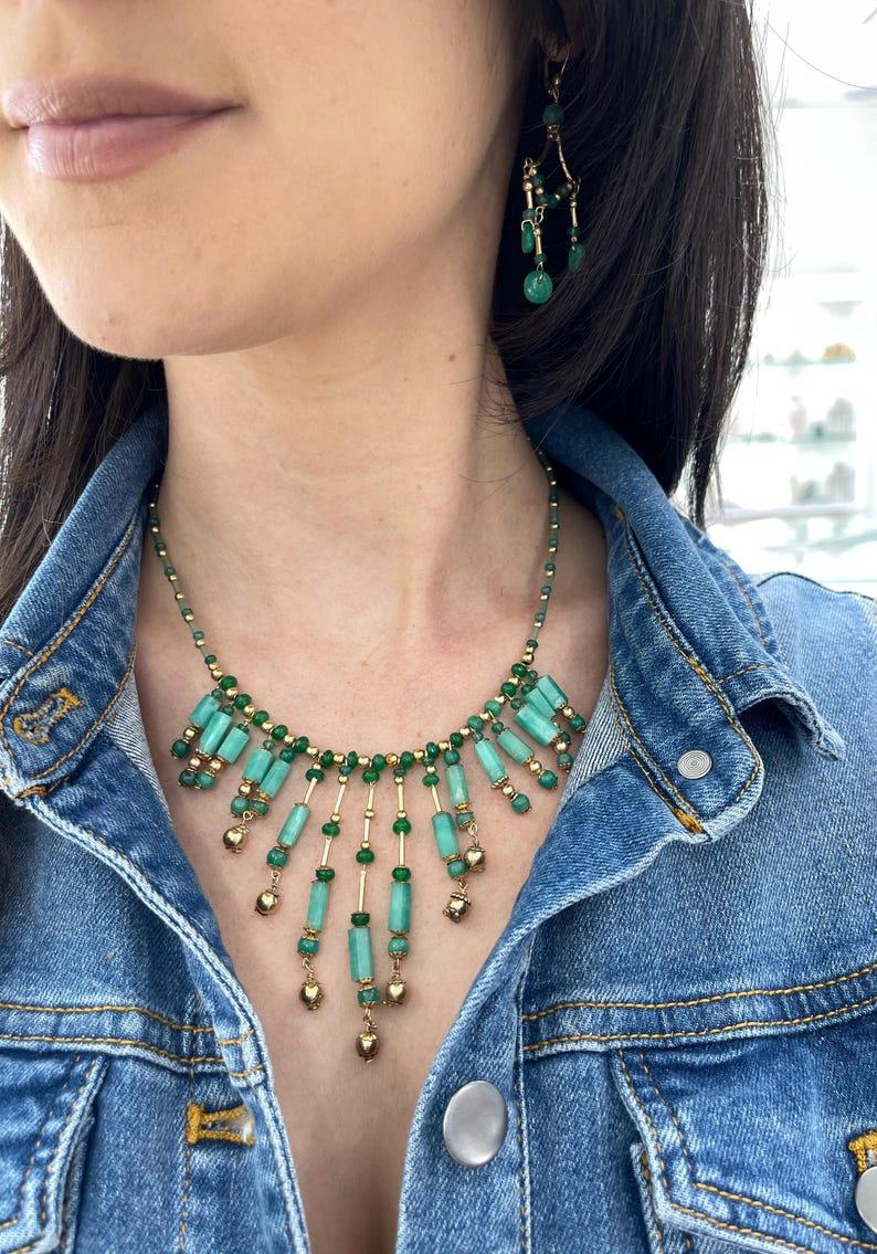 Donna Collana con perle di smeraldo colombiano e taglio grezzo - Design dichiarato in oro e argento 14K in vendita