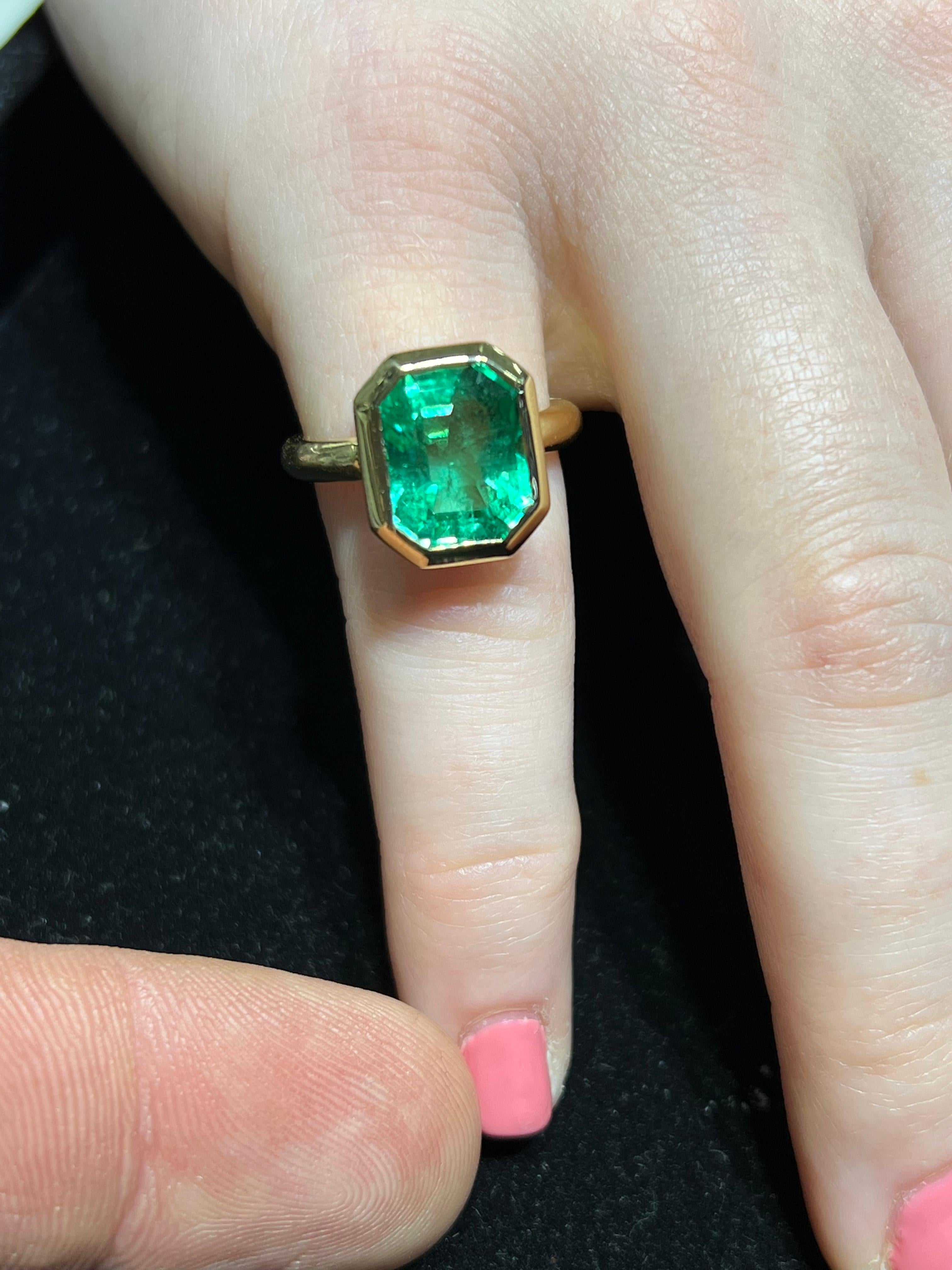 Women's or Men's Colombian Emerald Bezel Set Ring Yellow Gold 18k