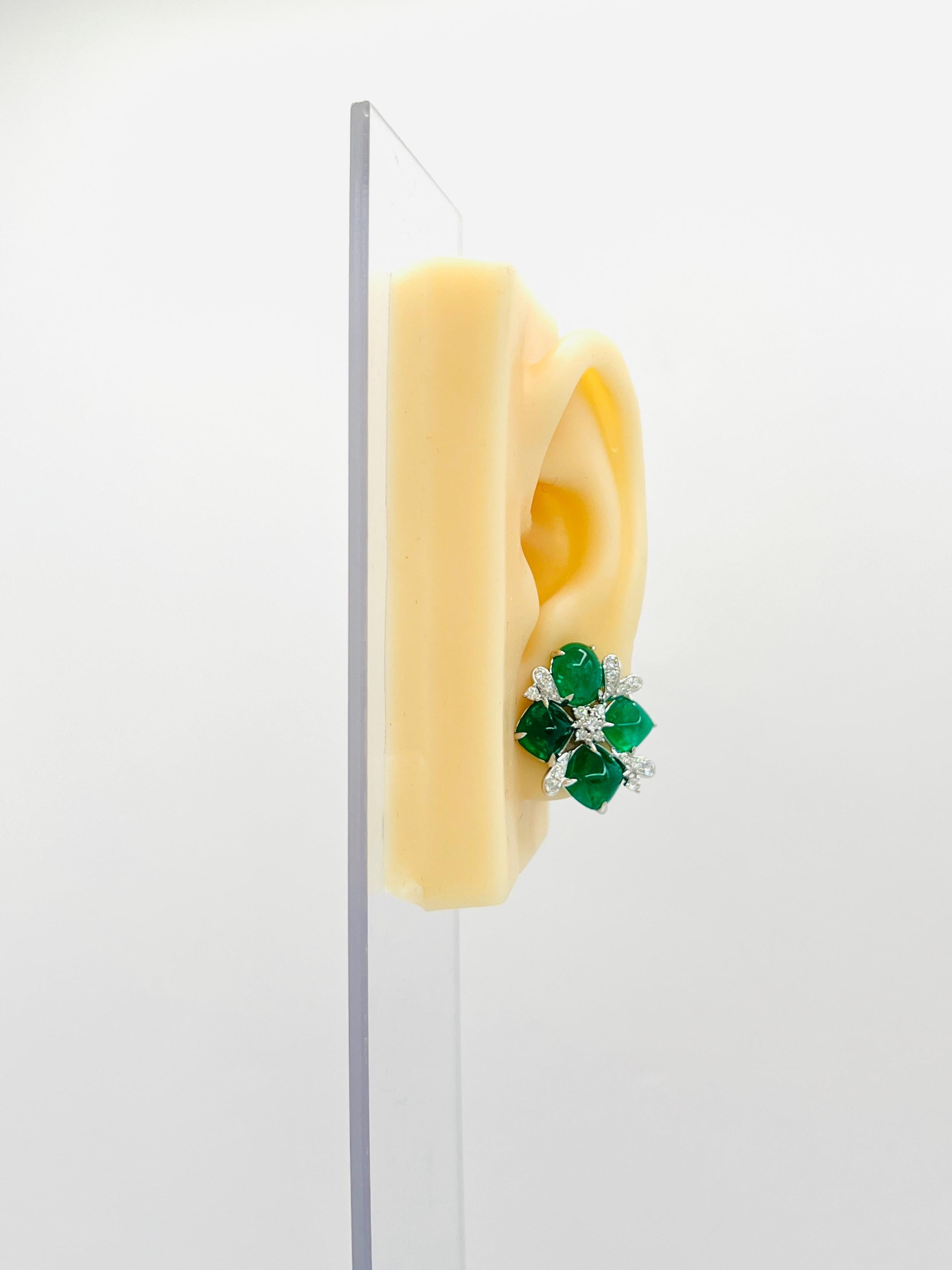 Wunderschöne 16.43 ct. Kolumbianischer Smaragd-Cabochon und runde weiße Diamanten von 0,80 Karat.  Handgefertigt aus 18 Karat Weißgold.