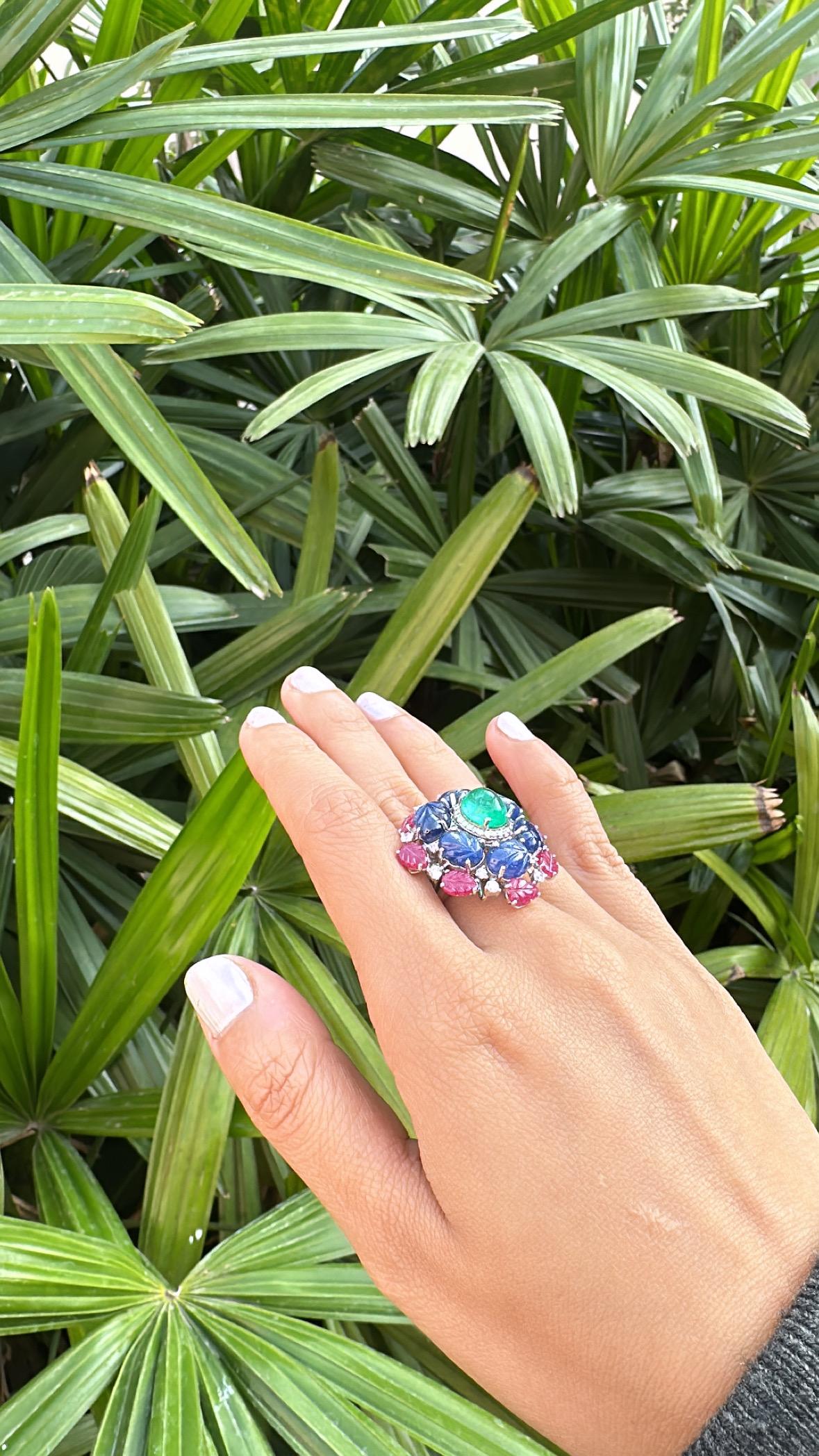 Colombian Emerald cabochon, carved Blue Sapphires, Ruby & Diamond Cocktail Ring In New Condition For Sale In Hong Kong, HK