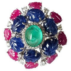 Smeraldo colombiano cabochon, zaffiri blu intagliati, anello da cocktail con rubini e diamanti