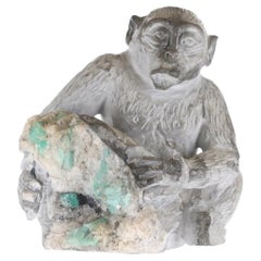 Kolumbianische Smaragd Chimpanzee Rohkristall-Skulptur Handgeschnitzte Sammlerstück