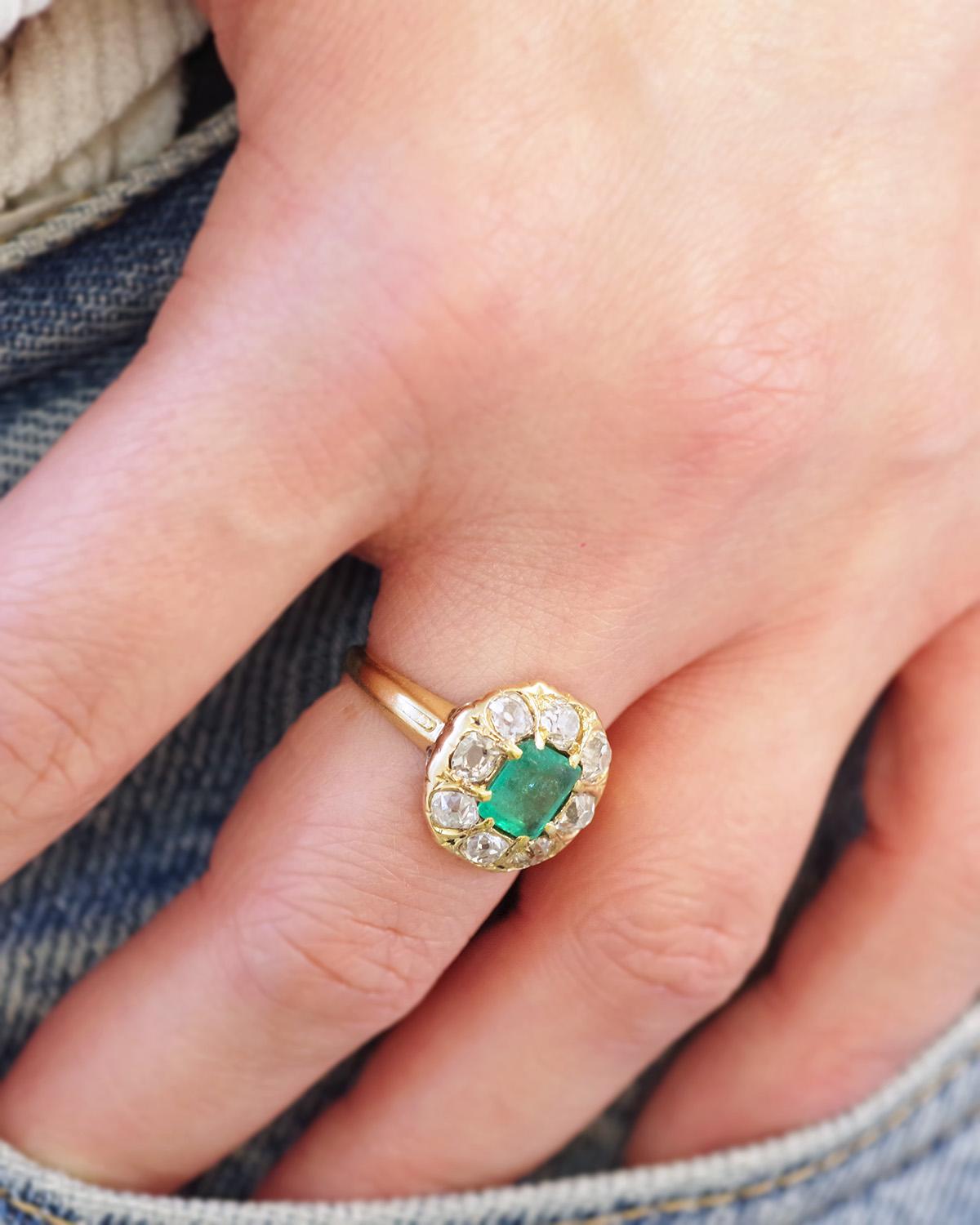 Kolumbianischer Smaragd 0,81 ct zertifiziert Cluster Ring in 18k Gold, Belle Epoque Ring (Smaragdschliff) im Angebot