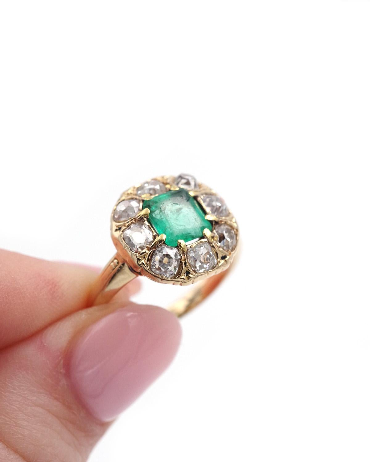 Kolumbianischer Smaragd 0,81 ct zertifiziert Cluster Ring in 18k Gold, Belle Epoque Ring im Zustand „Relativ gut“ im Angebot in PARIS, FR