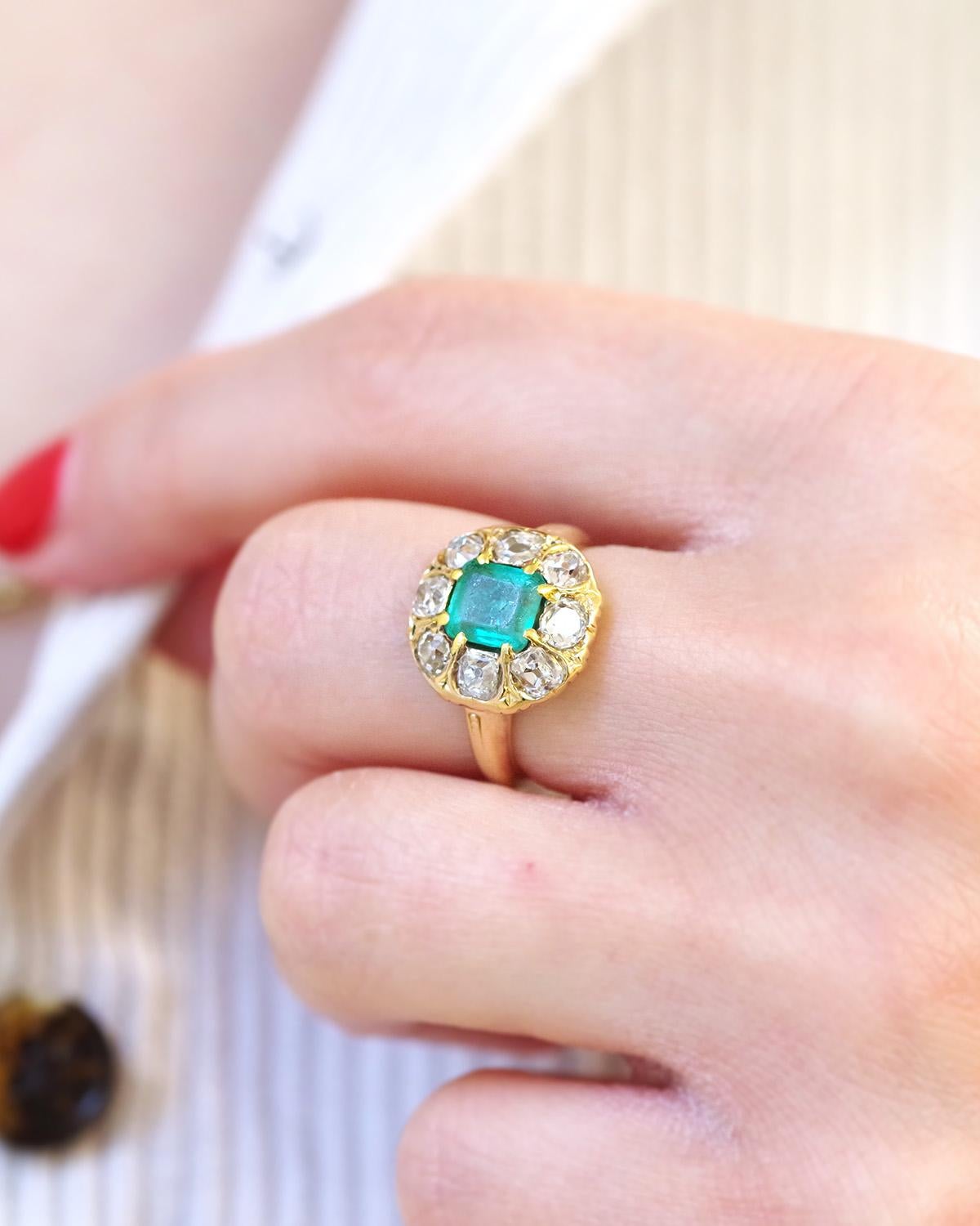 Kolumbianischer Smaragd 0,81 ct zertifiziert Cluster Ring in 18k Gold, Belle Epoque Ring Damen im Angebot