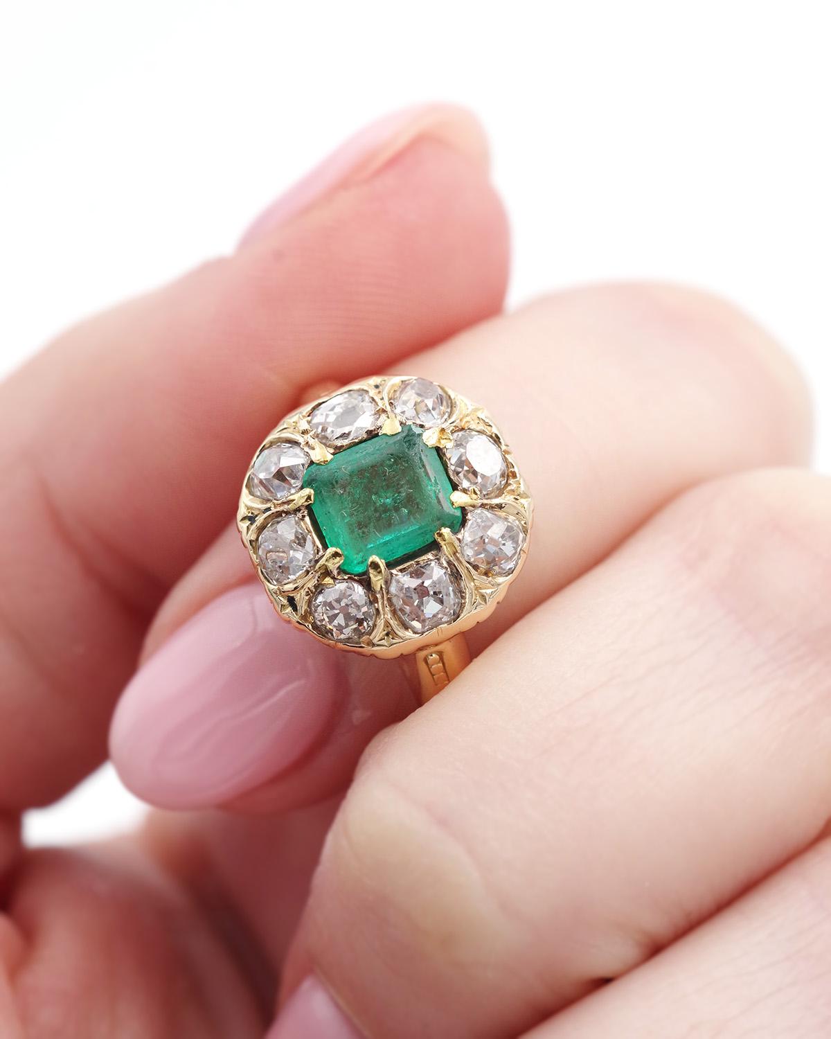 Kolumbianischer Smaragd 0,81 ct zertifiziert Cluster Ring in 18k Gold, Belle Epoque Ring im Angebot 1