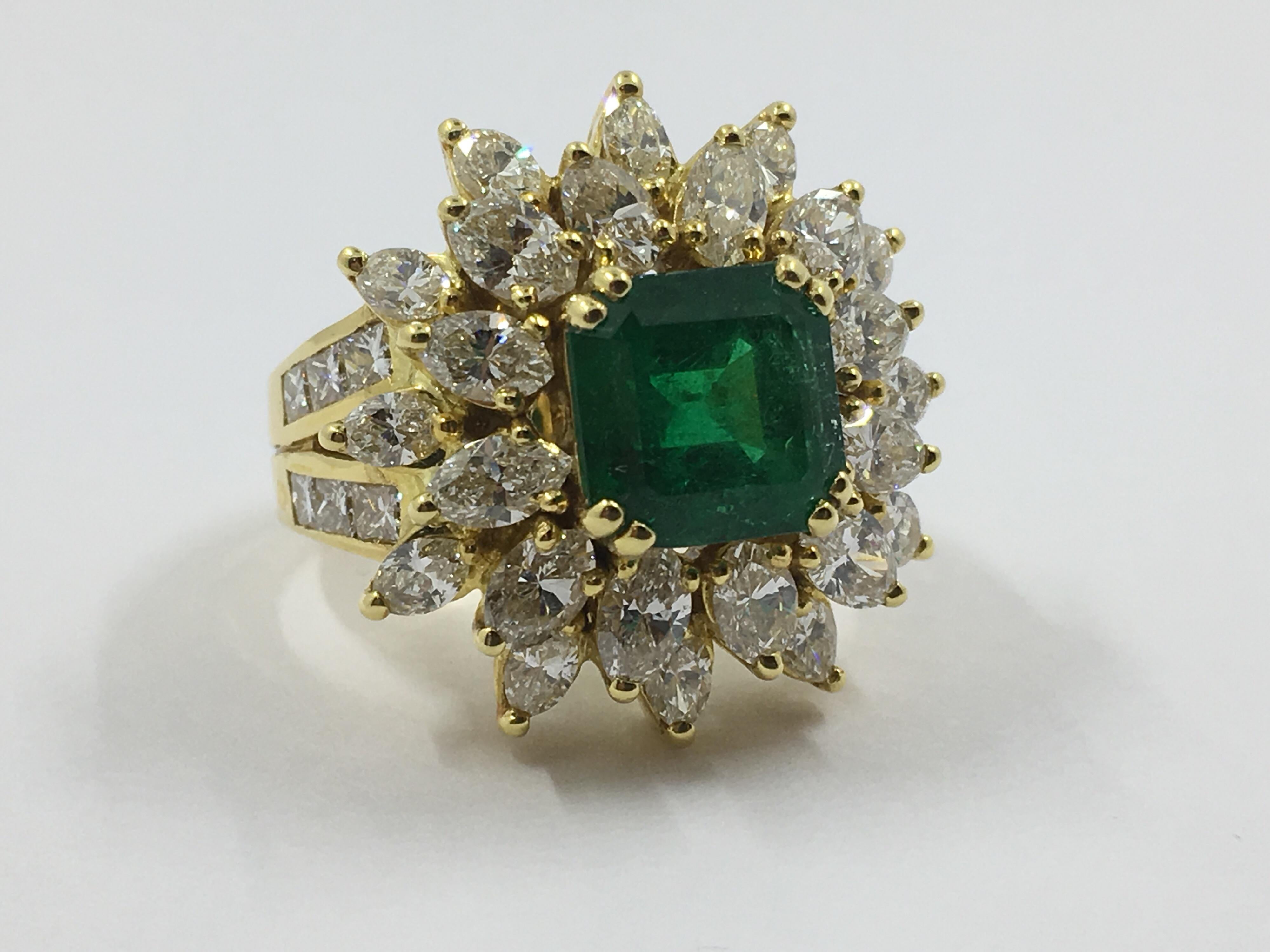 Colombian Emerald Cocktail Ring 18 Karat Gold # 21-11889 In New Condition For Sale In Wilmington, DE