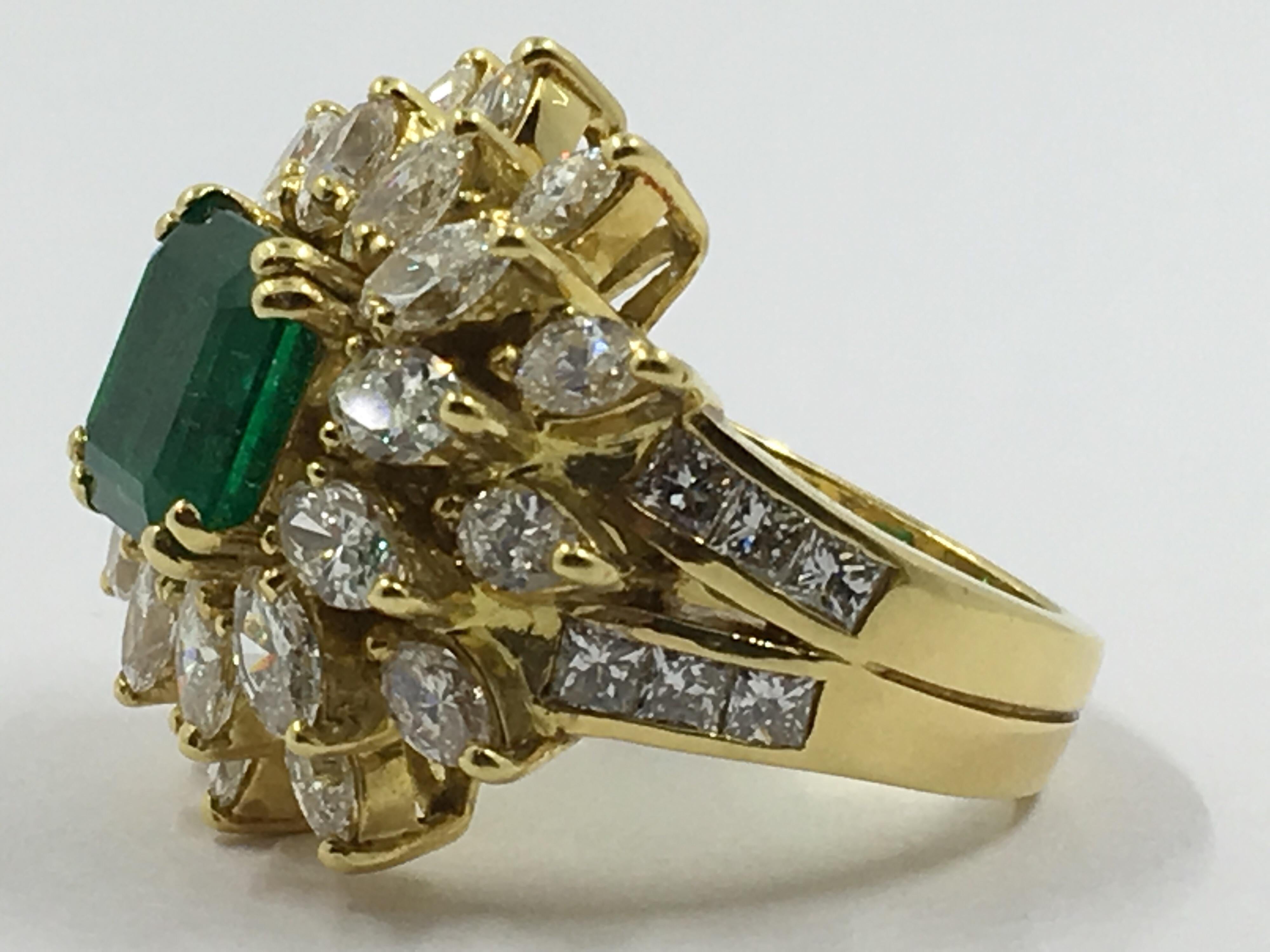 Colombian Emerald Cocktail Ring 18 Karat Gold # 21-11889 For Sale 1