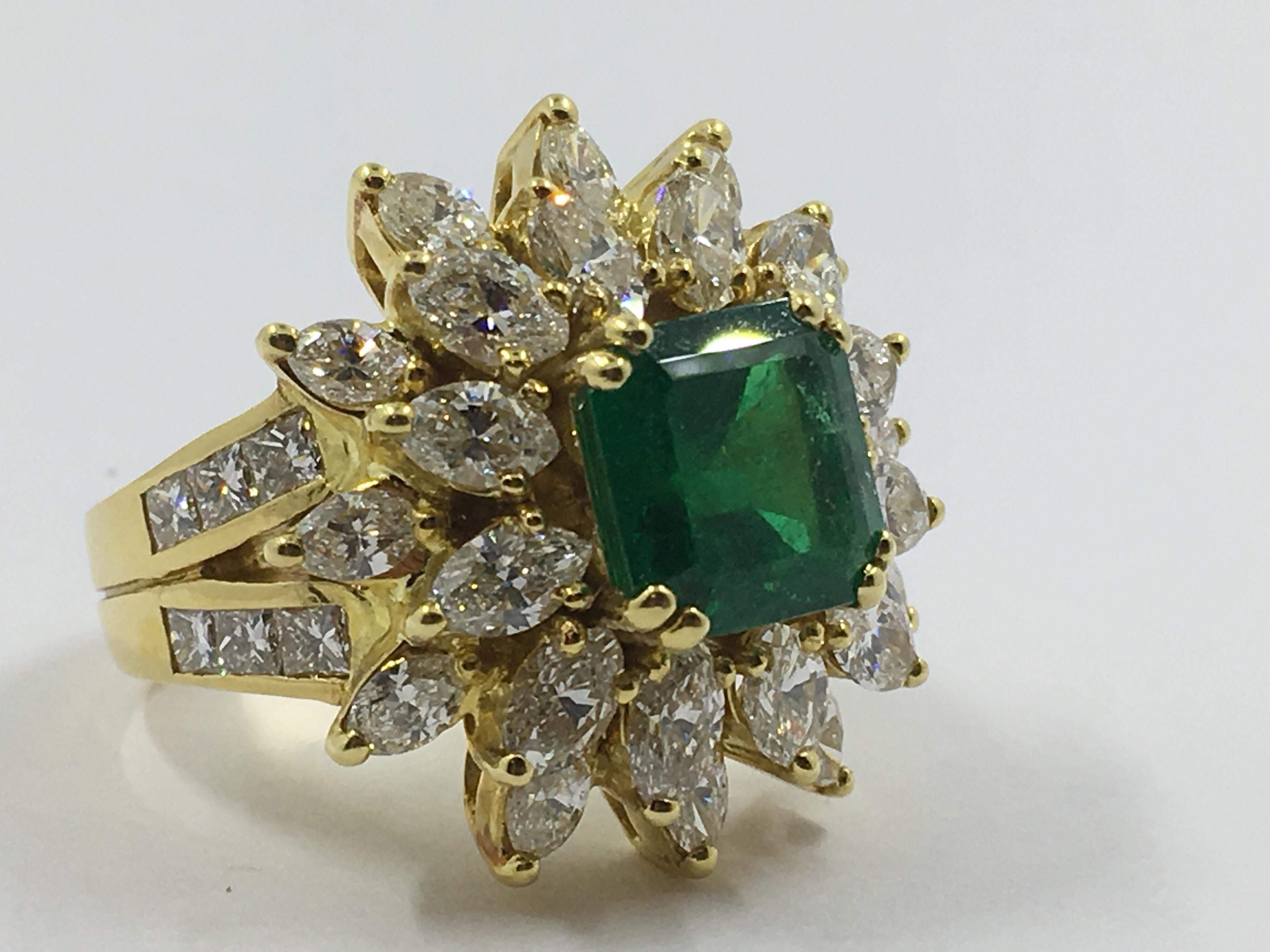 Colombian Emerald Cocktail Ring 18 Karat Gold # 21-11889 For Sale 2