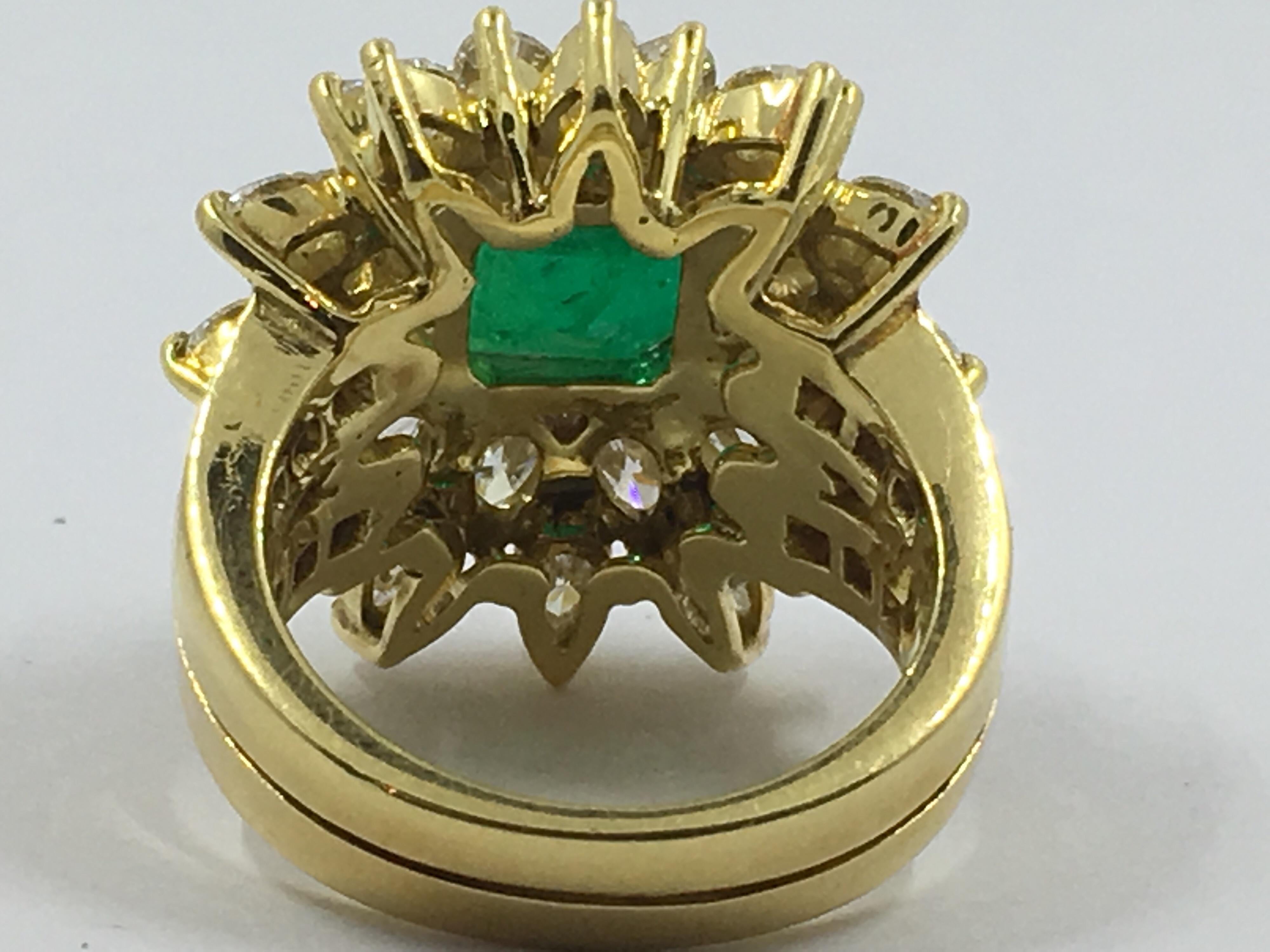 Colombian Emerald Cocktail Ring 18 Karat Gold # 21-11889 For Sale 3