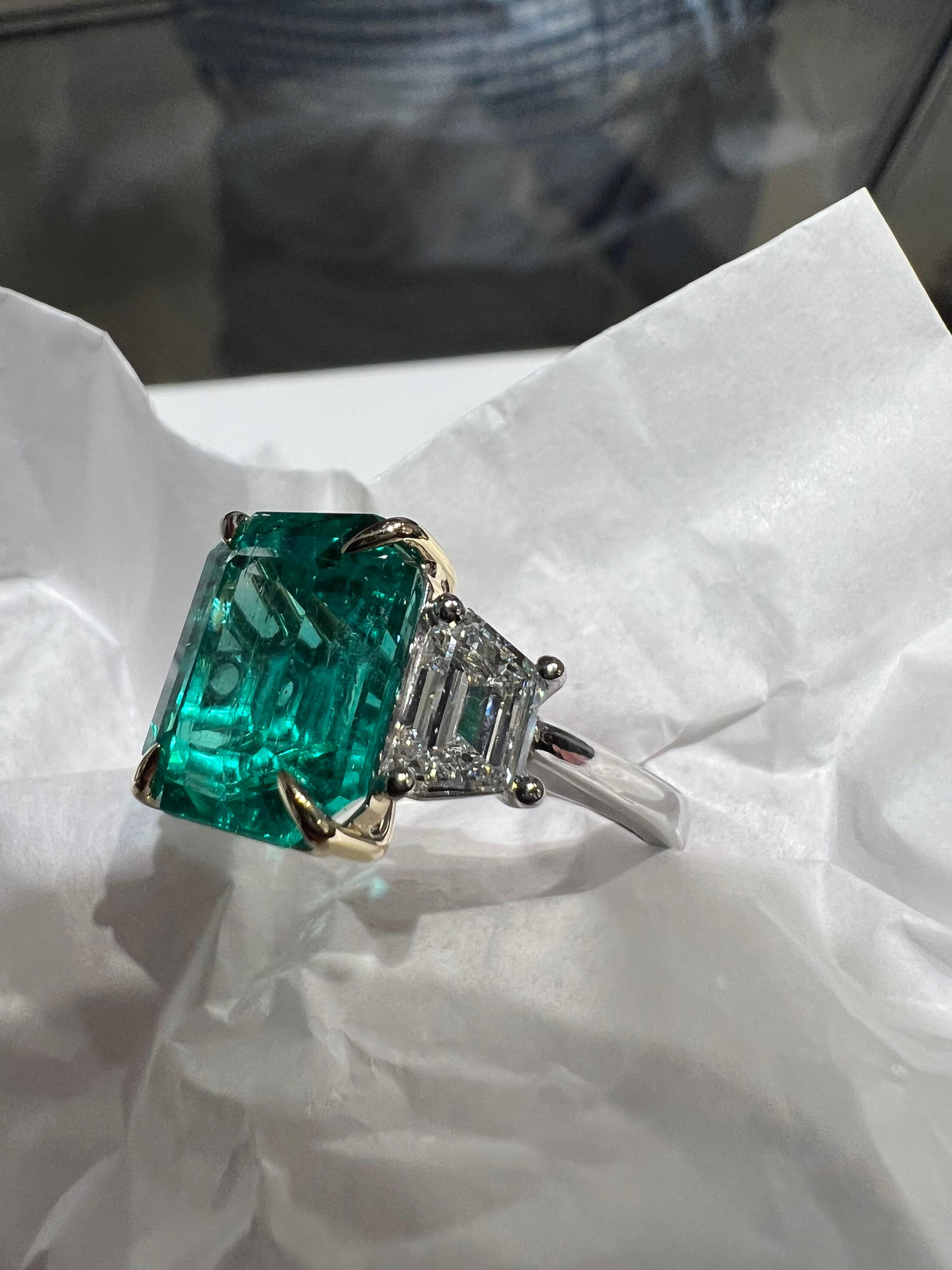 Description: Oversized Emerald Ring- Art-Déco Inspired
Date: 2023
Provenance/origin: Handcrafted in Colombia
Designer: SLÓ Fine Jewelry
Weight: 10 gr 
Material:  18k white and yellow gold
Stones: Emerald cut center stone (8,08 cts.) Moderate oil