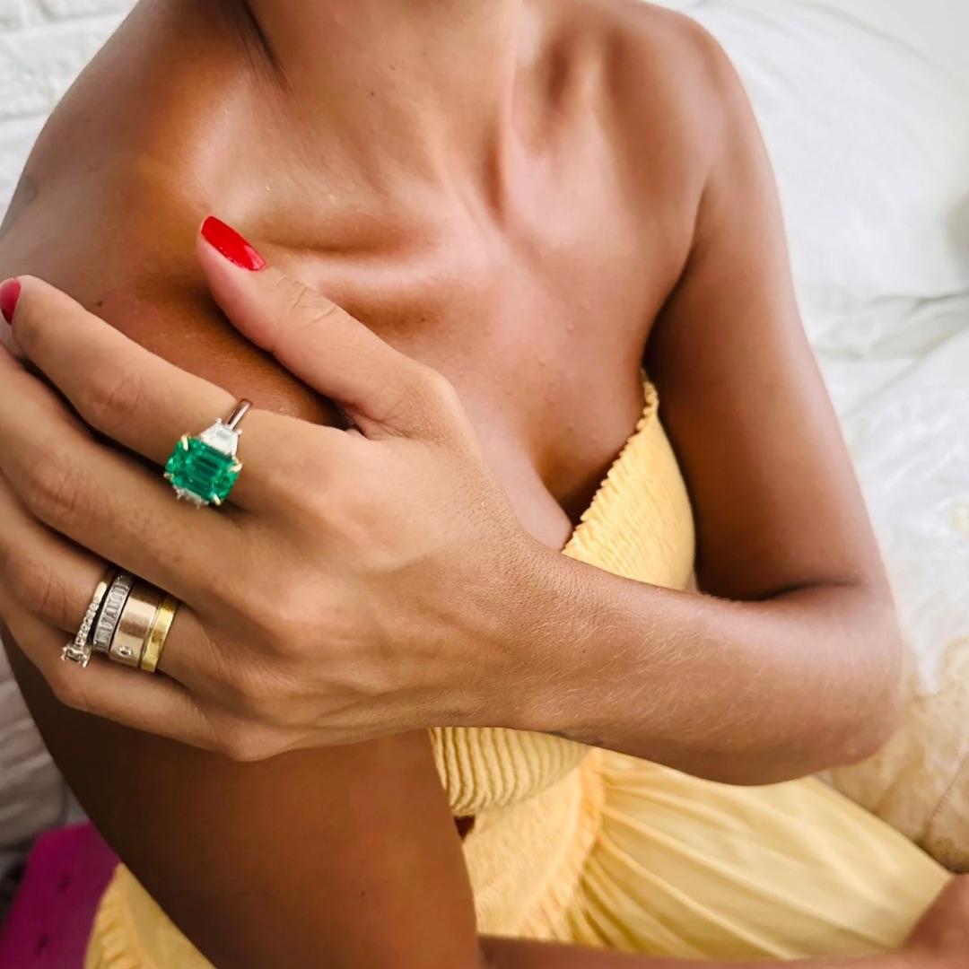 Contemporary AGL Certified 8.08 Carat Colombian Emerald Cocktail Ring For Sale