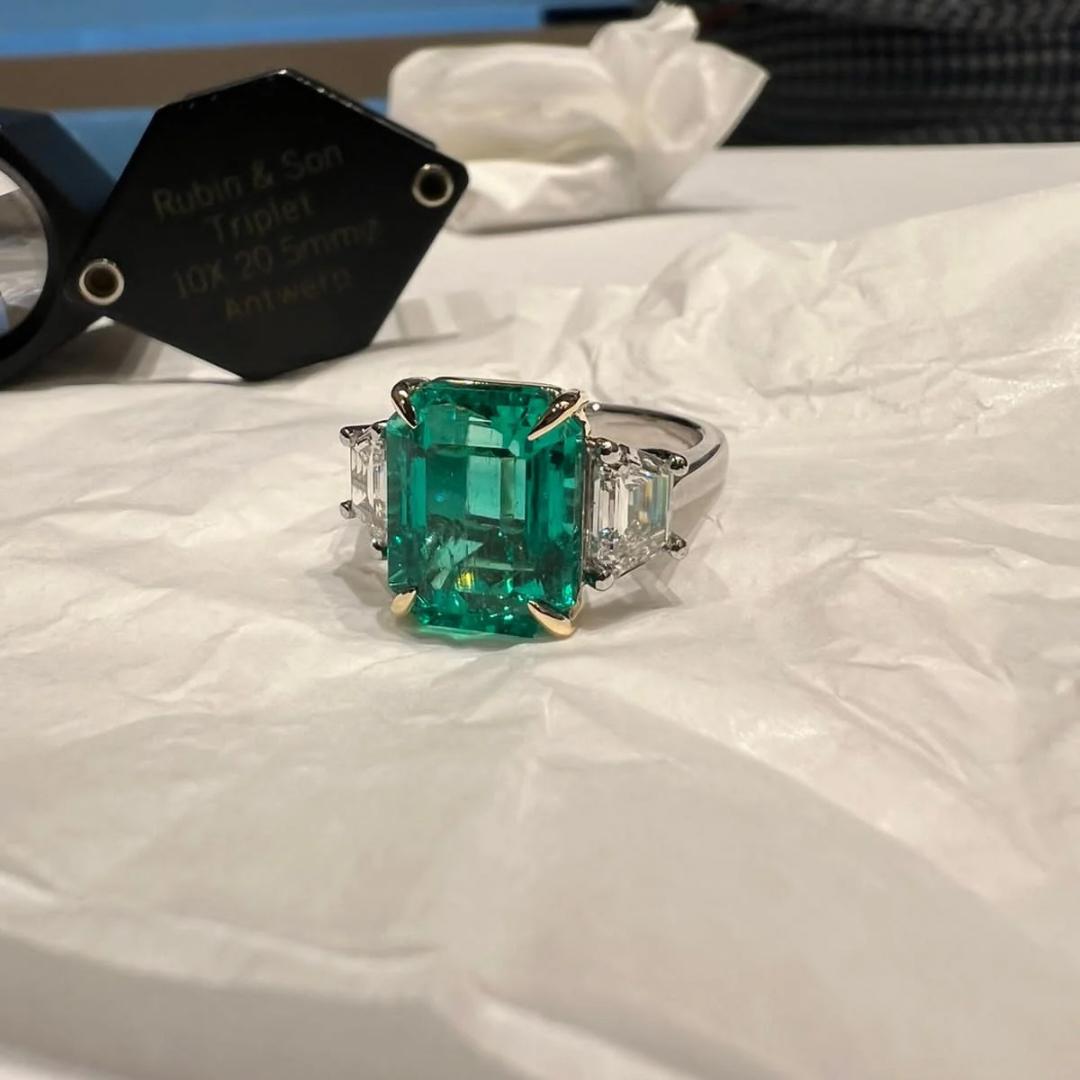 AGL Certified 8.08 Carat Colombian Emerald Cocktail Ring For Sale 2