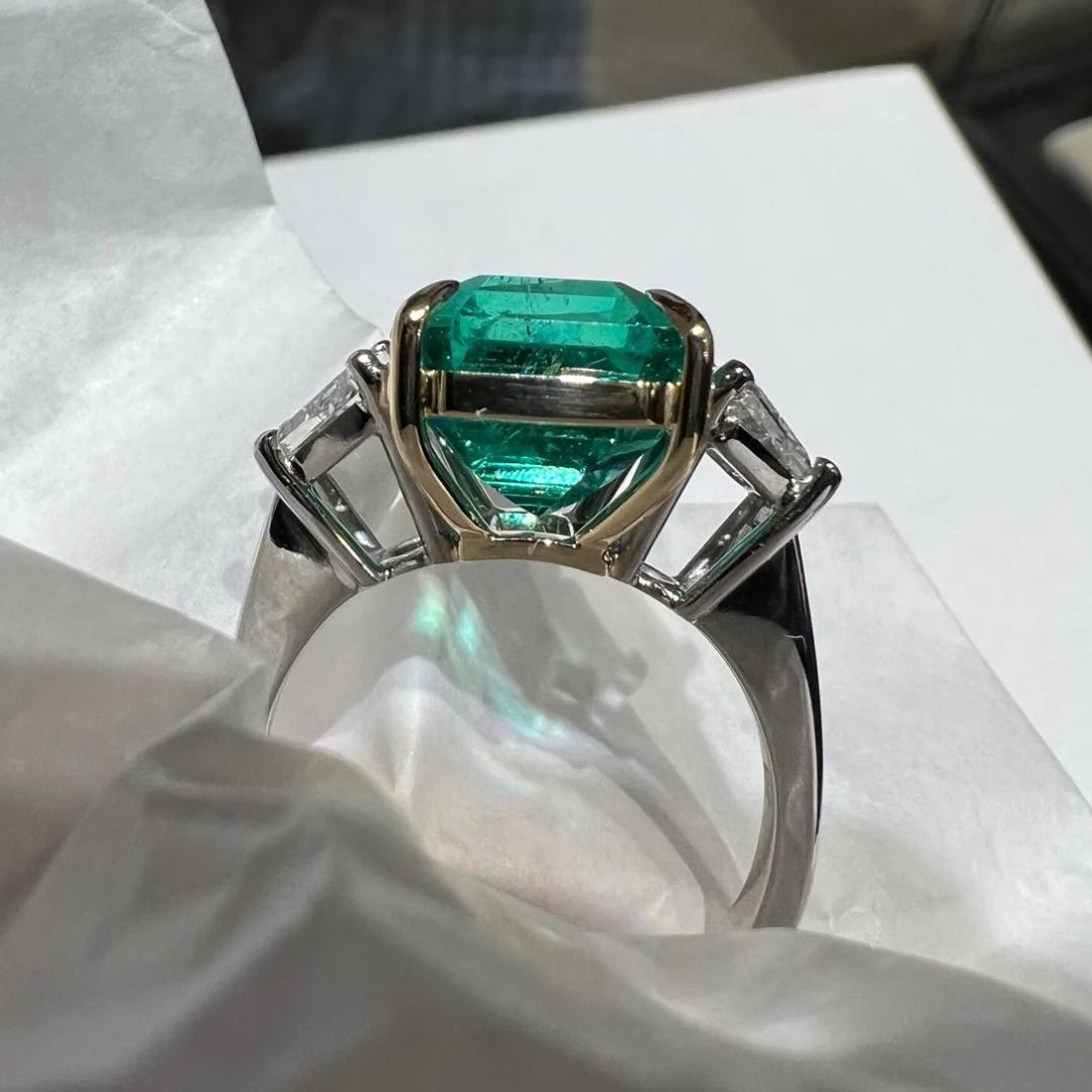 AGL Certified 8.08 Carat Colombian Emerald Cocktail Ring For Sale 3