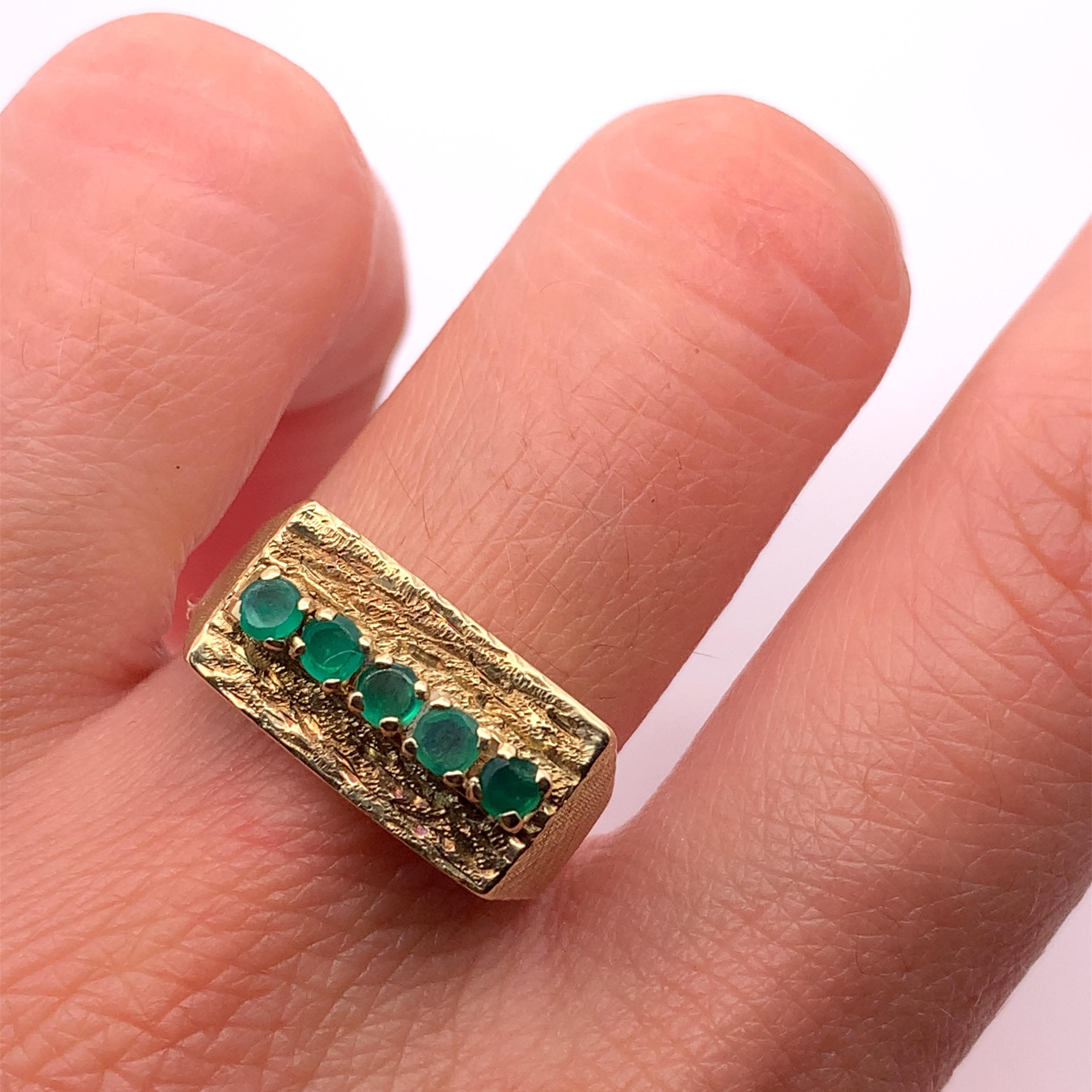
0.71ct Emerald green signet ring in 14ct yellow gold.
Tête de mesure d'environ 8x15mm.
Bague de chevalière en or jaune 14ct, émeraude colombienne verte, pierres précieuses de forme ronde non traitées.

Poinçonné

La bague peut être