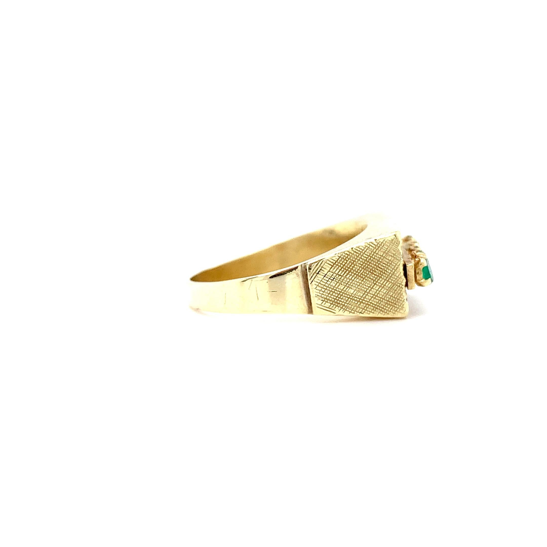 Taille émeraude Bague sigillaire de cocktail en or jaune 14 carats et émeraude de Colombie en vente