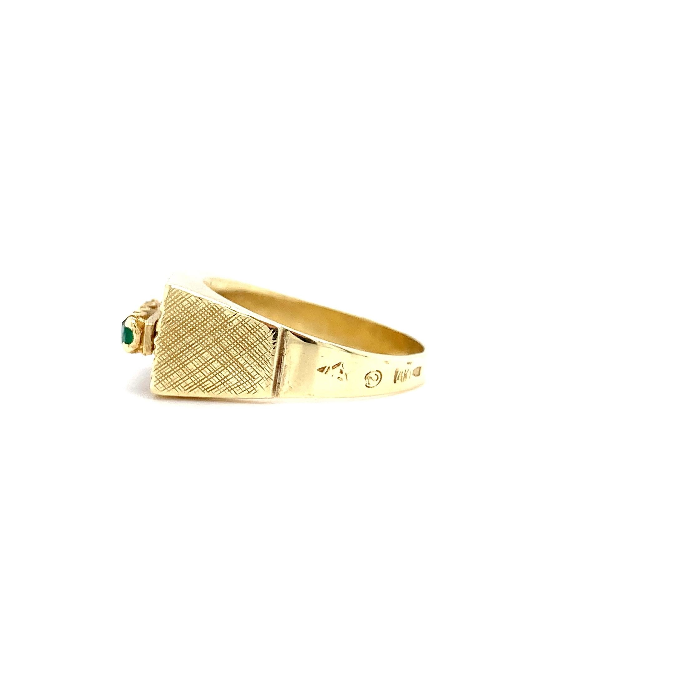 Bague sigillaire de cocktail en or jaune 14 carats et émeraude de Colombie Neuf - En vente à London, GB
