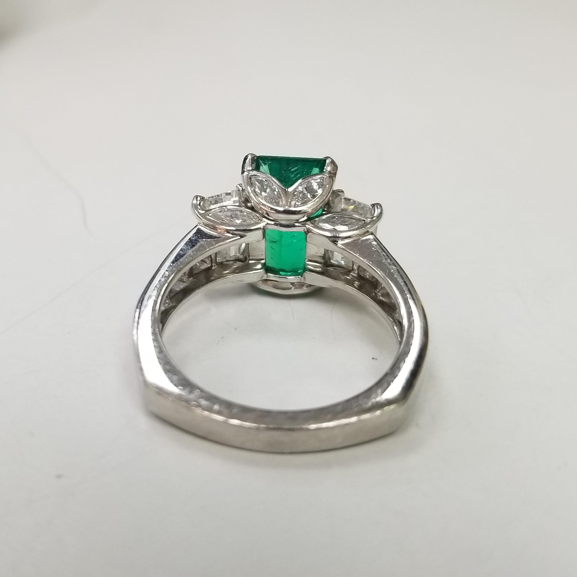 GIA Certified 2.93 Colombian Emerald-Cut Emerald Platinum w Emerald cut Diamonds In Excellent Condition In Los Angeles, CA