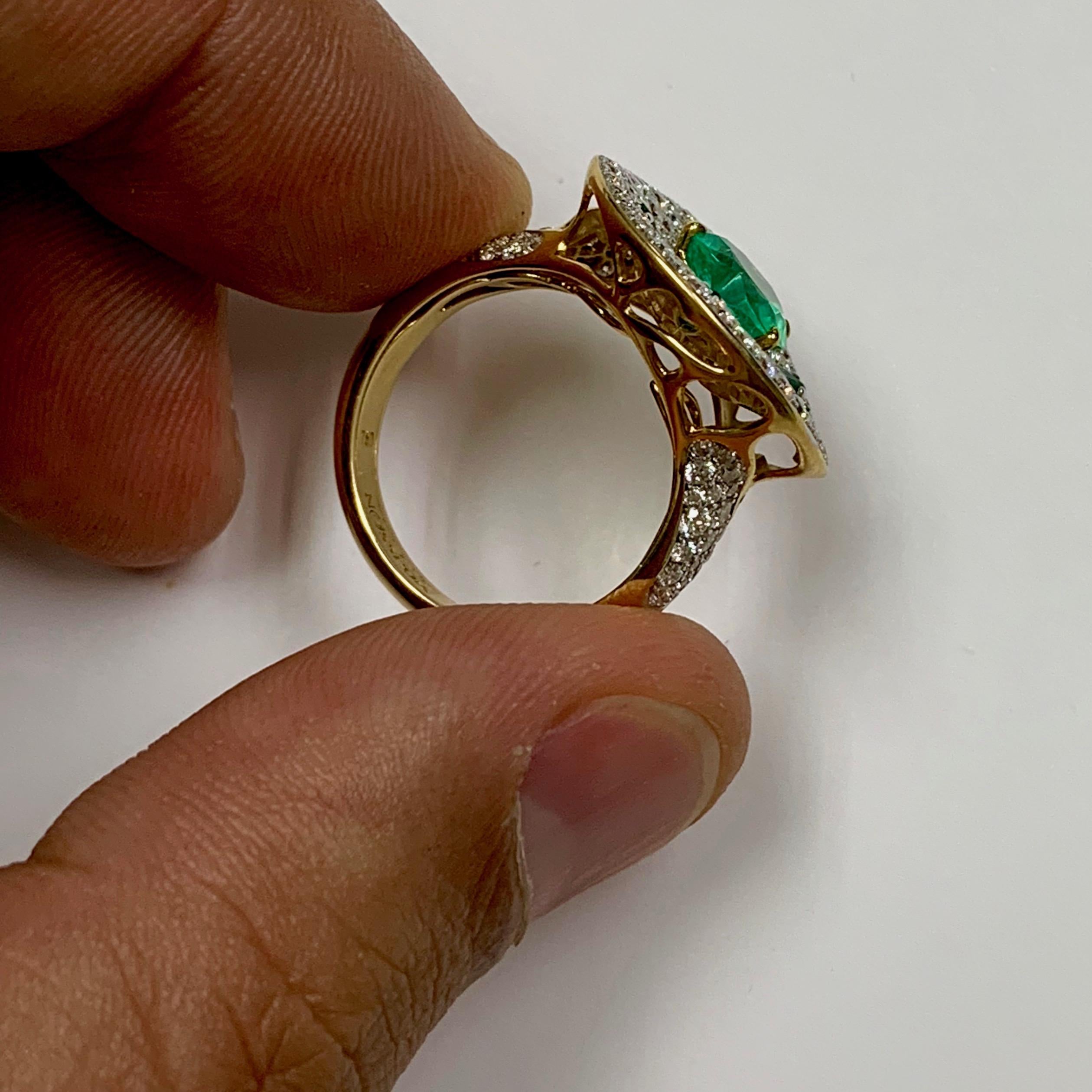 Contemporary Colombian Emerald Diamond 18 Karat Yellow Gold Ring For Sale
