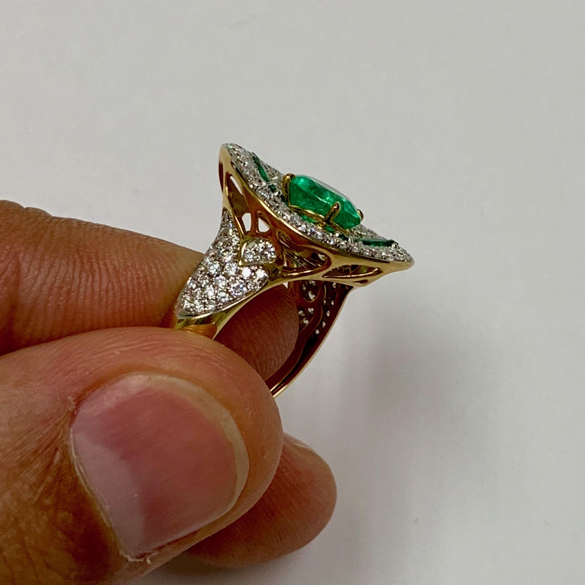 Round Cut Colombian Emerald Diamond 18 Karat Yellow Gold Ring For Sale