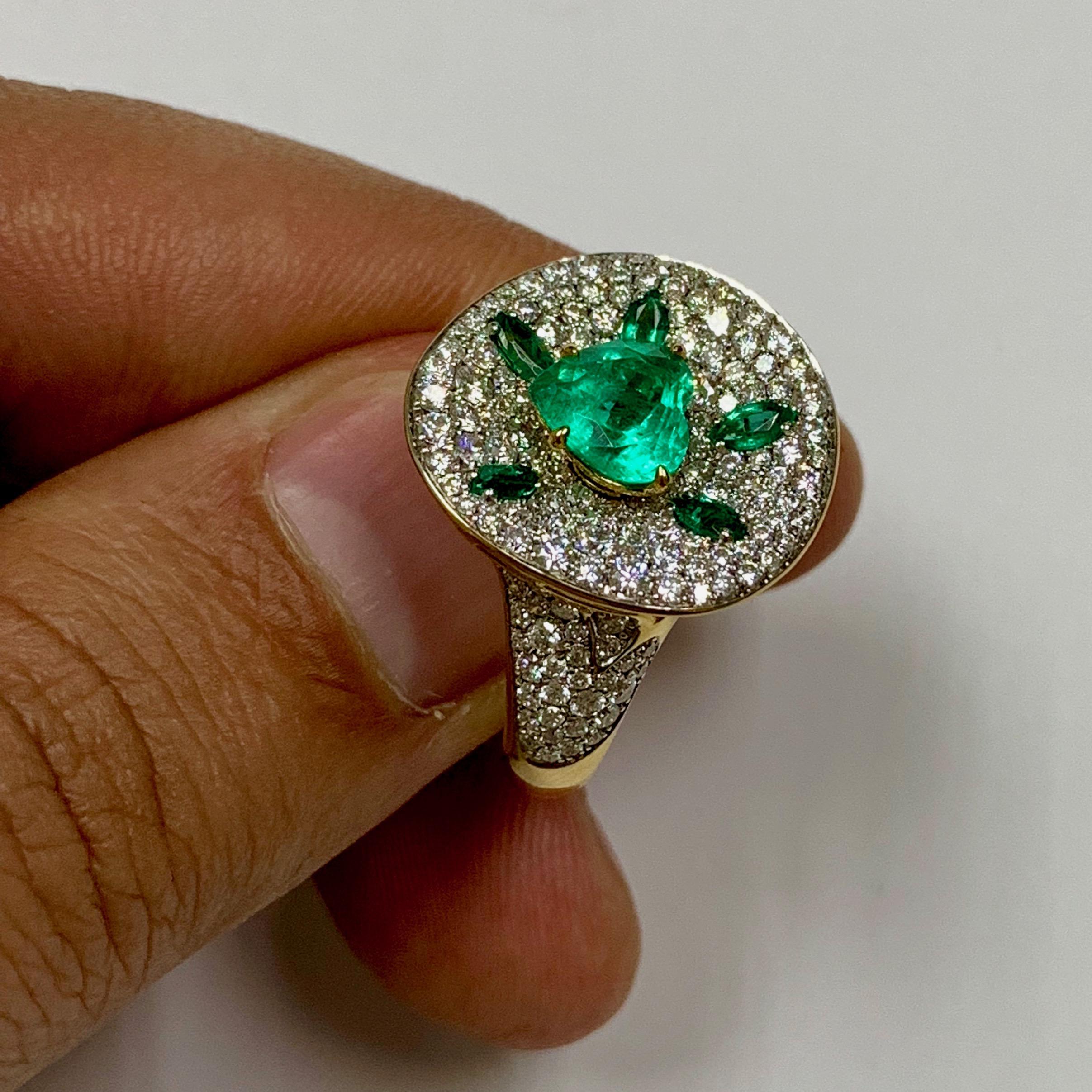 Colombian Emerald Diamond 18 Karat Yellow Gold Ring In New Condition For Sale In Bangkok, TH