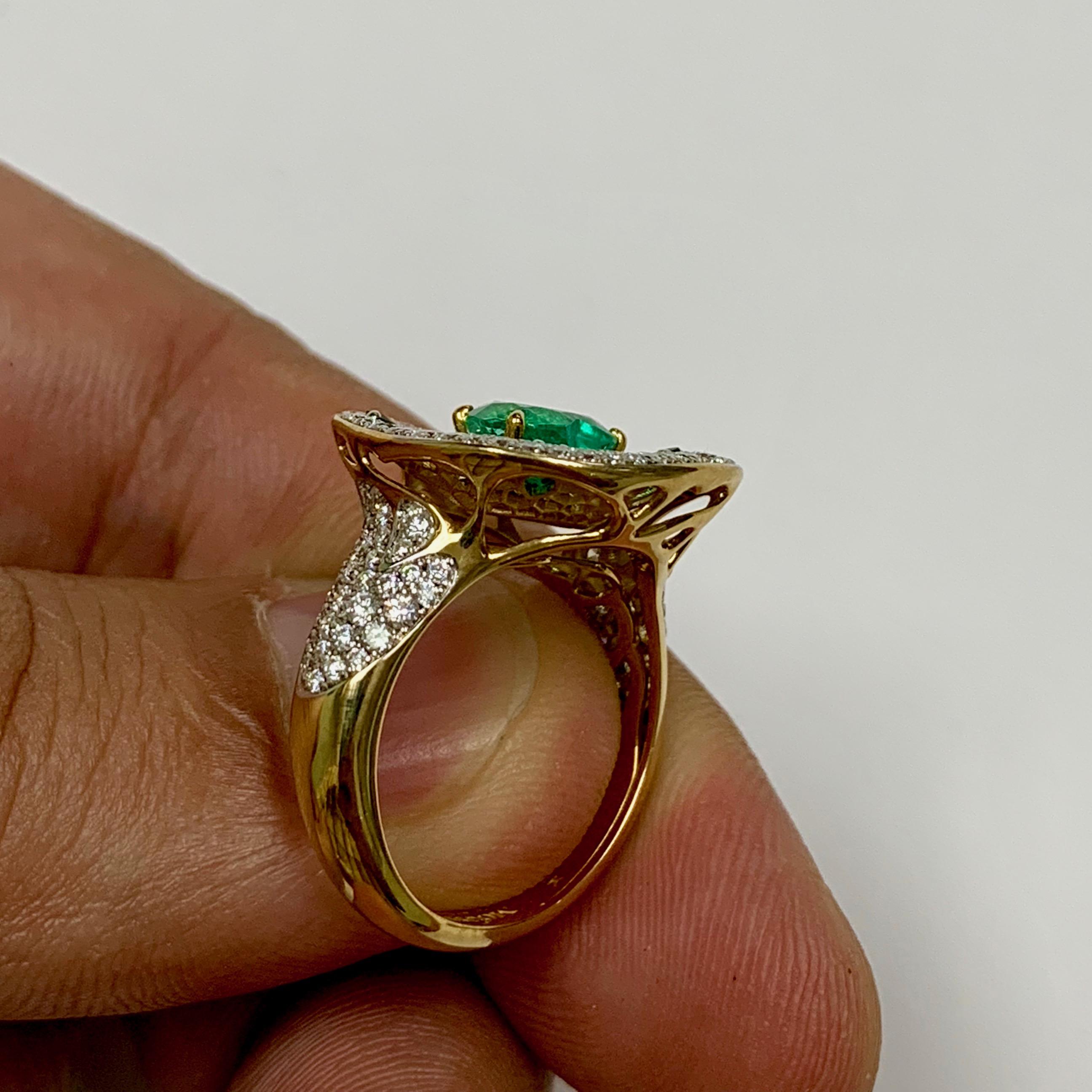 Women's Colombian Emerald Diamond 18 Karat Yellow Gold Ring For Sale
