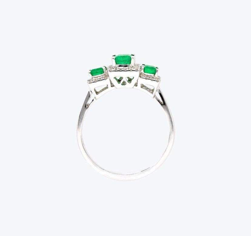 Dreisteinring aus kolumbianischem Smaragd, Diamant und 18 Karat Weißgold im Angebot 5