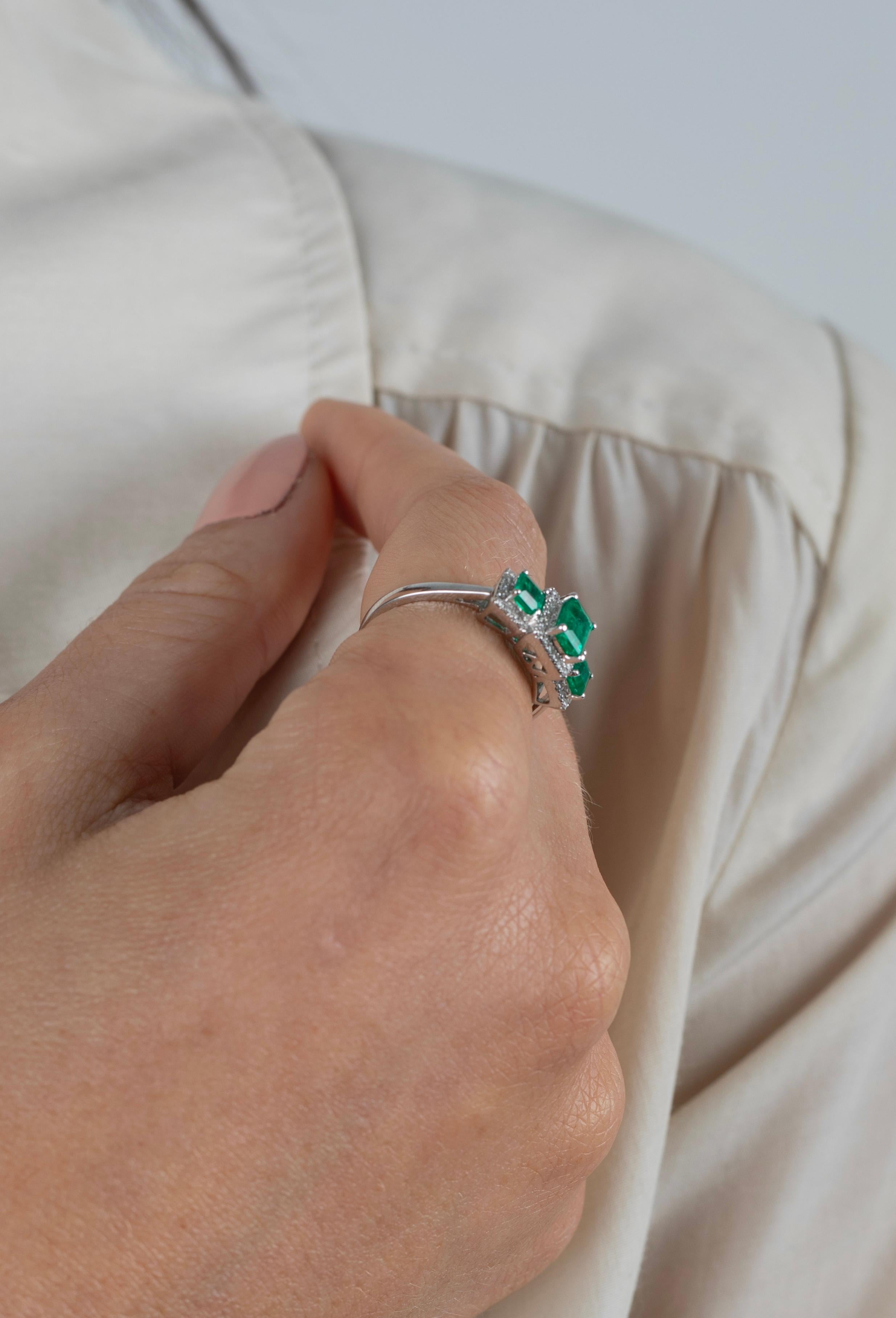 Dreisteinring aus kolumbianischem Smaragd, Diamant und 18 Karat Weißgold im Zustand „Neu“ im Angebot in Miami, FL