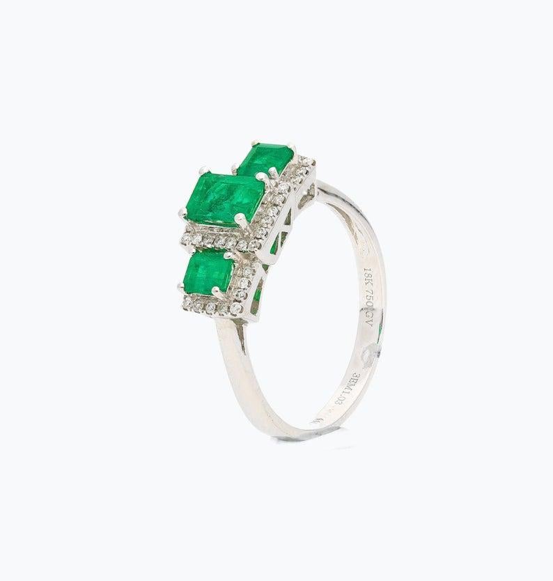 Dreisteinring aus kolumbianischem Smaragd, Diamant und 18 Karat Weißgold Damen im Angebot
