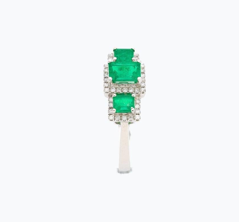 Dreisteinring aus kolumbianischem Smaragd, Diamant und 18 Karat Weißgold im Angebot 3