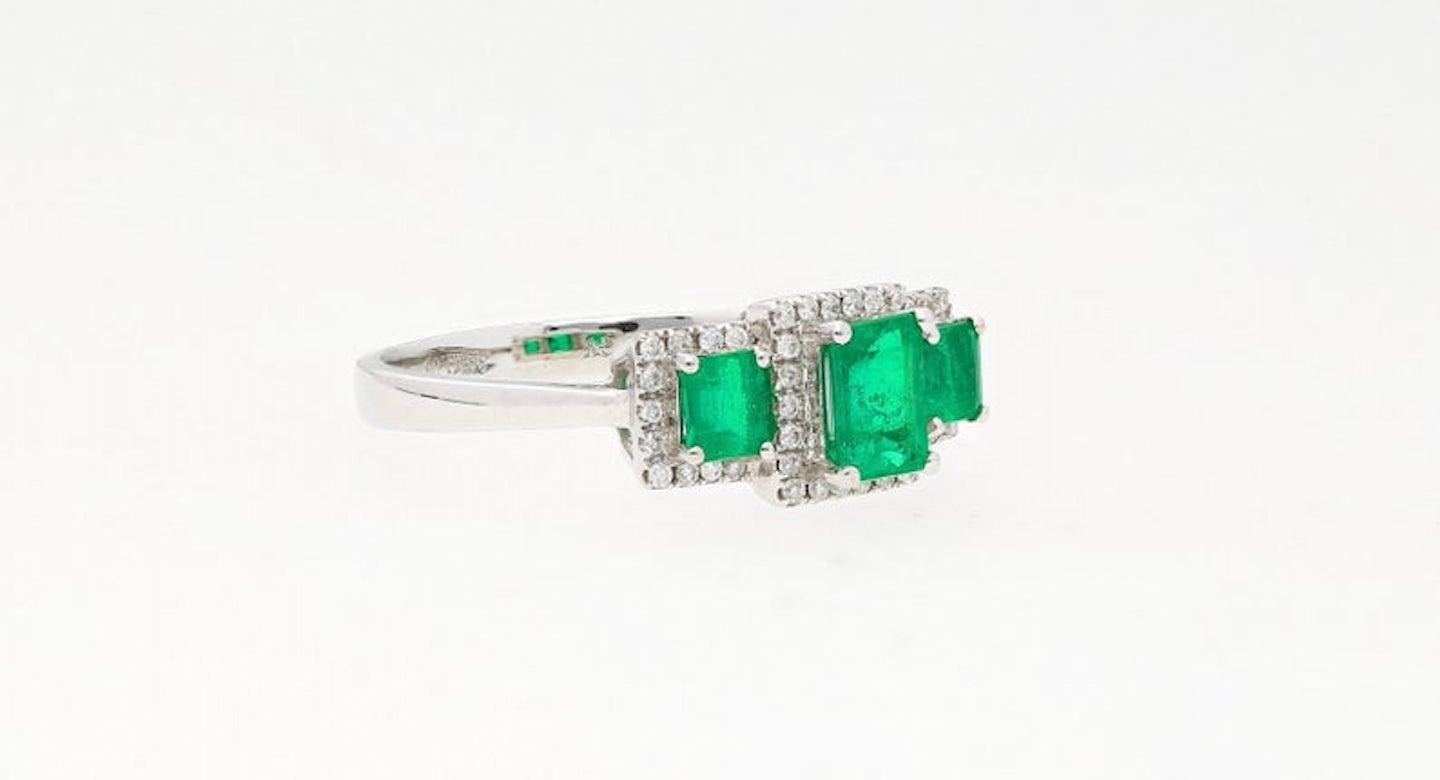 Dreisteinring aus kolumbianischem Smaragd, Diamant und 18 Karat Weißgold im Angebot 4