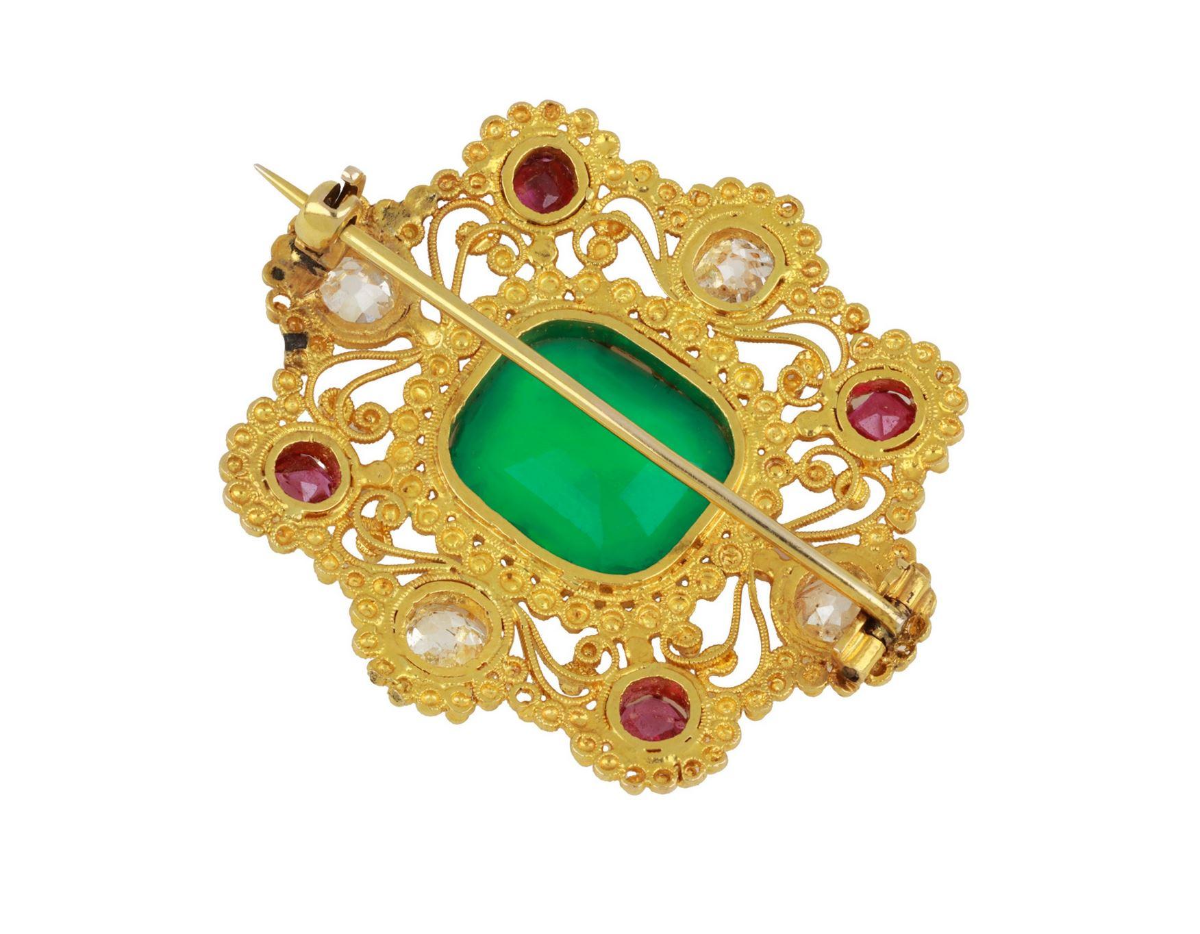 Broche cannetille en émeraude de Colombie, diamant et rubis. Sertie au centre d'une émeraude colombienne naturelle de forme coussin à taille ancienne avec huile mineure d'un poids de 2,70 carats en serti griffe ouvert, entourée de quatre diamants de