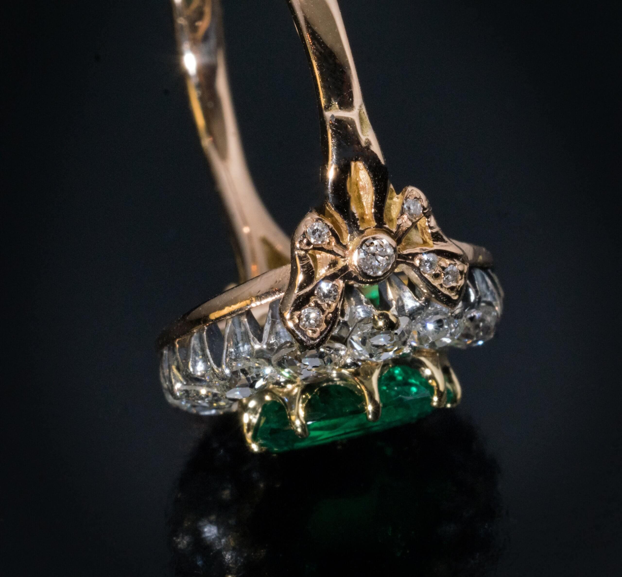 Kolumbianischer antiker Verlobungsring mit Smaragd und Diamant (Alteuropäischer Brillantschliff) im Angebot