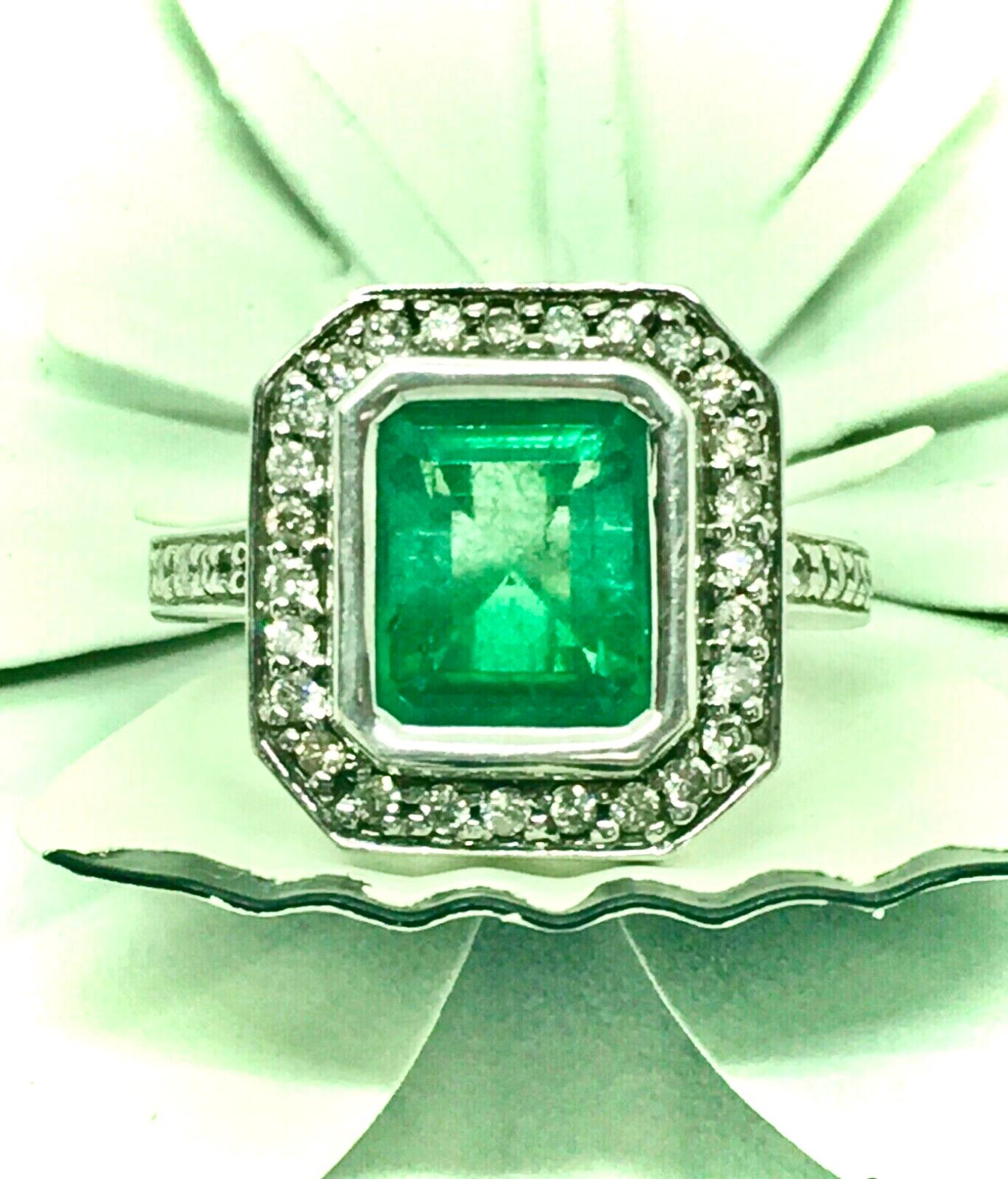 Art Deco Style Colombian Emerald Diamond and 18K Gold Ring For Sale 4