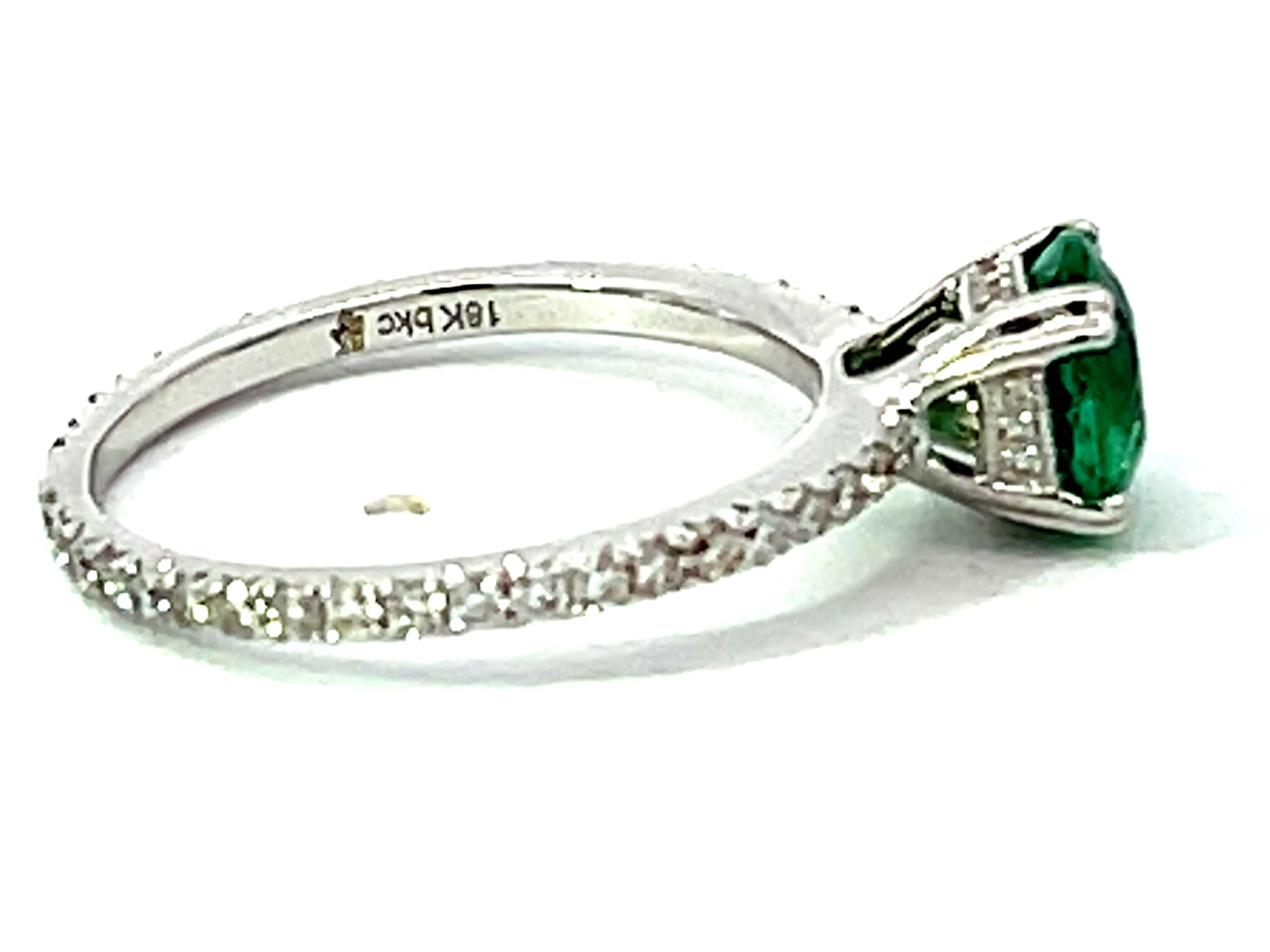 Colombian Emerald Diamond Band Ring Solid 18k White Gold In Excellent Condition For Sale In Honolulu, HI