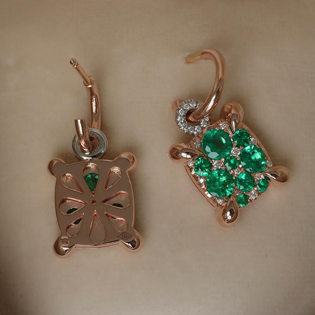 Contemporain Muzo Colombian Emerald Diamond Charm Drop earrings (boucles d'oreilles pendantes) en vente
