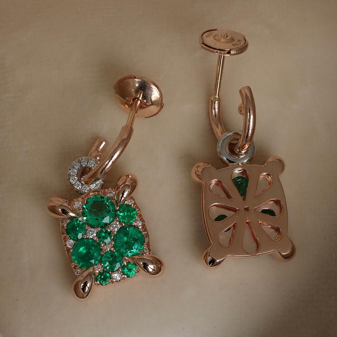 Taille brillant Muzo Colombian Emerald Diamond Charm Drop earrings (boucles d'oreilles pendantes) en vente