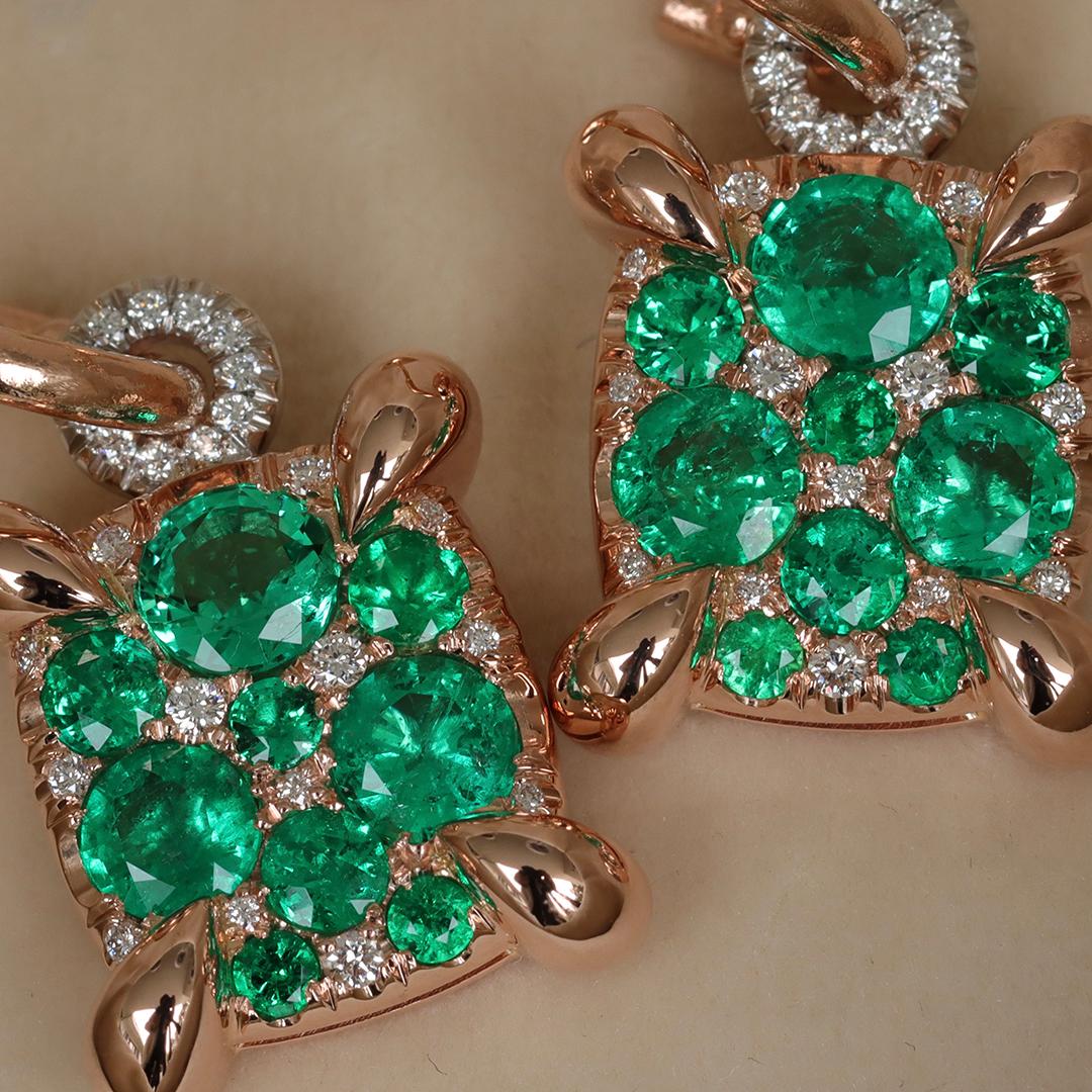 Muzo Colombian Emerald Diamond Charm Drop earrings (boucles d'oreilles pendantes) en vente 1