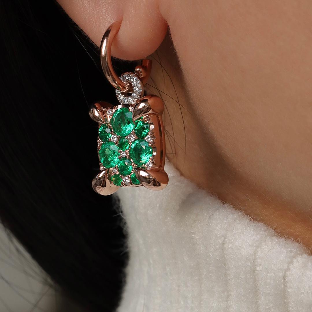 Muzo Colombian Emerald Diamond Charm Drop earrings (boucles d'oreilles pendantes) en vente 2