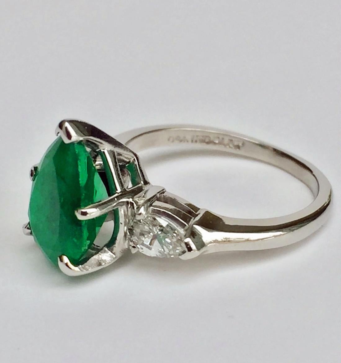 Belle Époque Colombian Emerald Diamond Engagement Platinum Ring Three-Stone Pear Shape For Sale